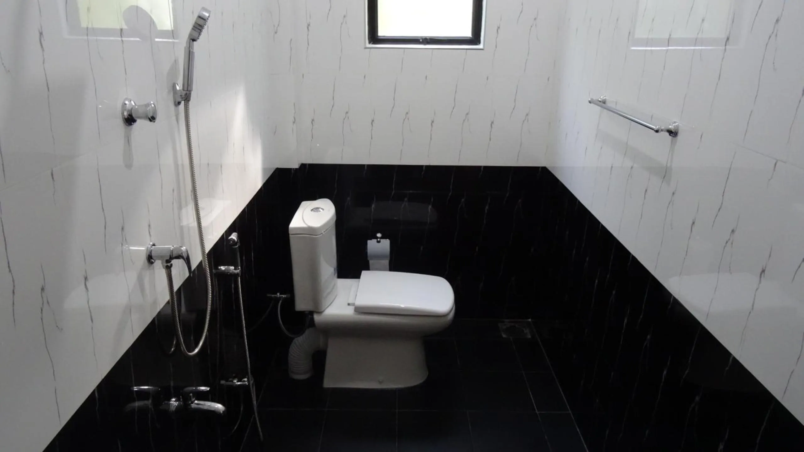 Toilet in Mirissa Cocoon