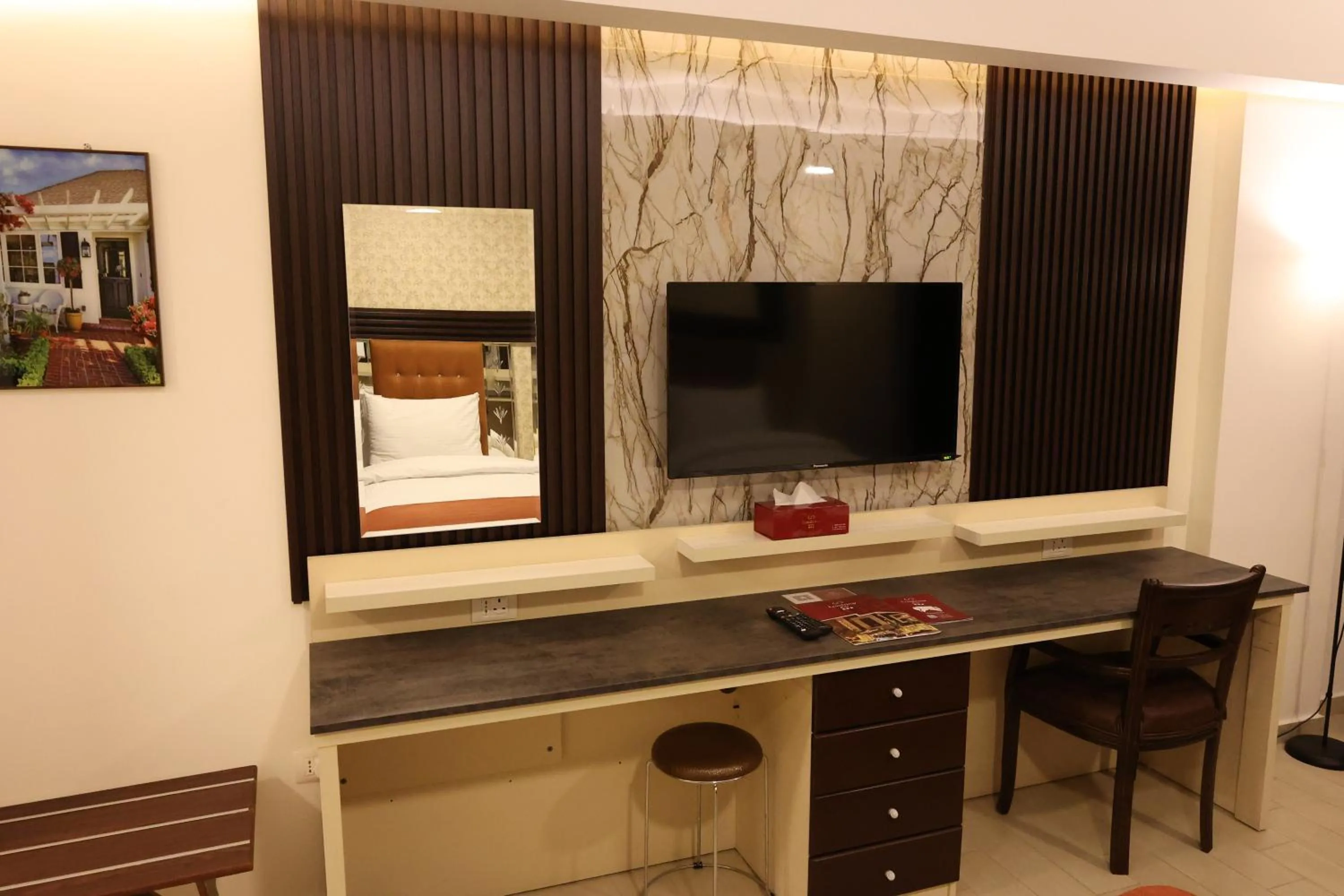 Communal lounge/ TV room in Londrina Hotel