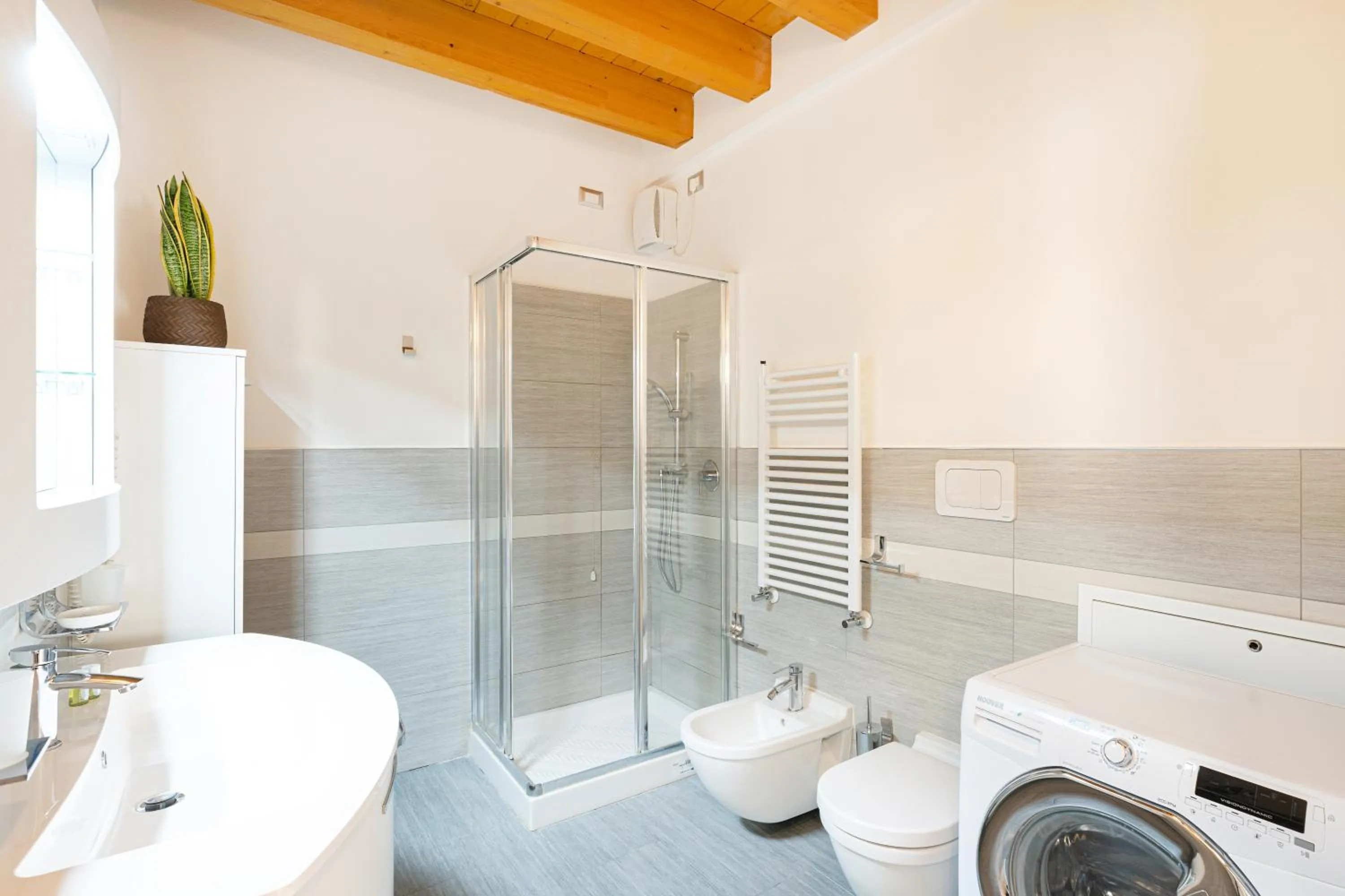 Shower in Ca' Degli Antichi Giardini Apartments