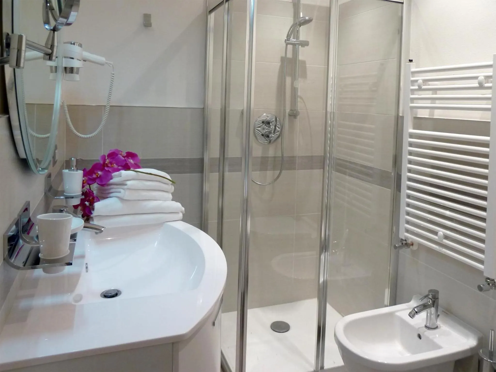 Shower in Ca' Degli Antichi Giardini Apartments