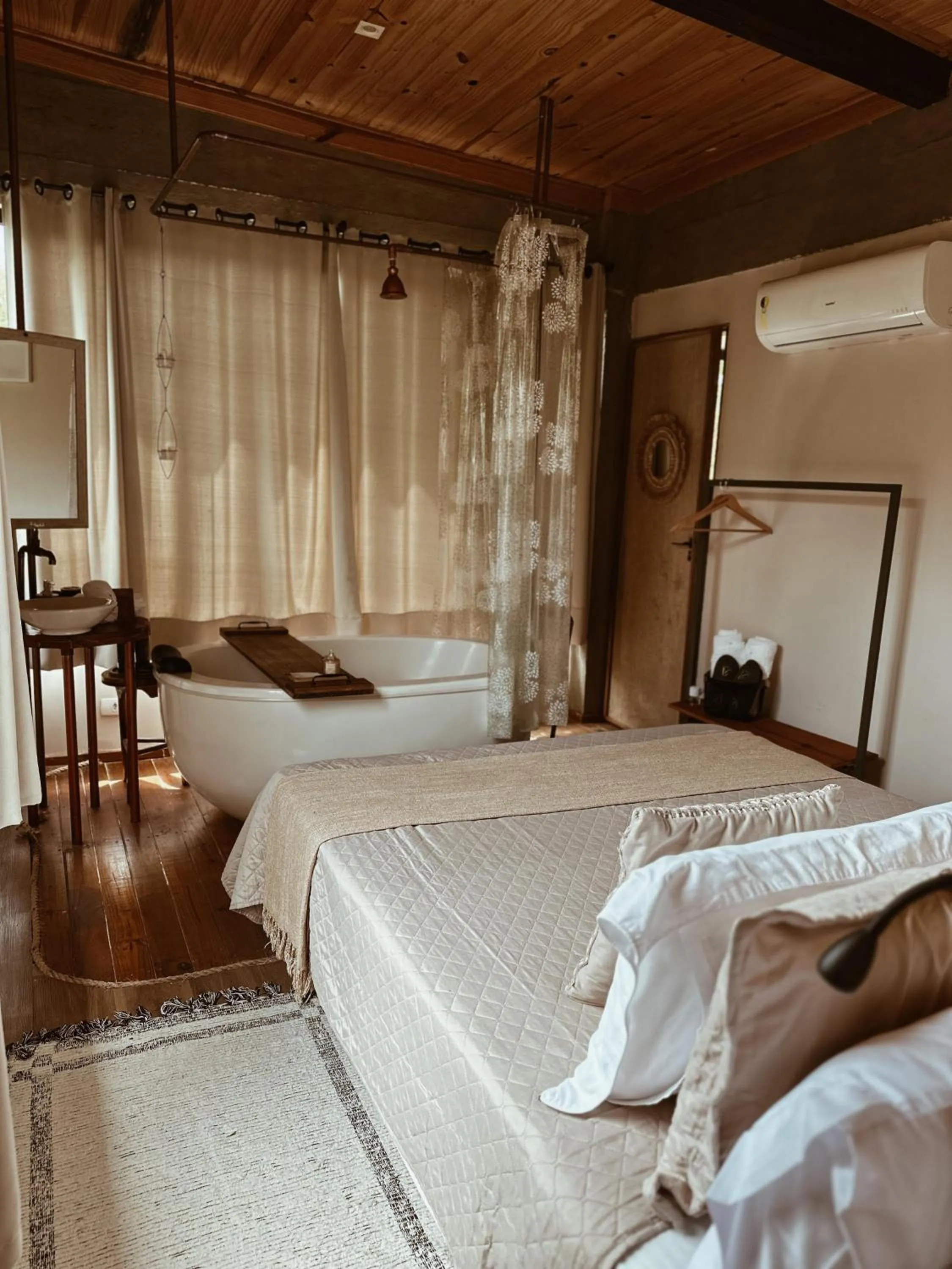 Photo of the whole room, Bed in Vila Abaton