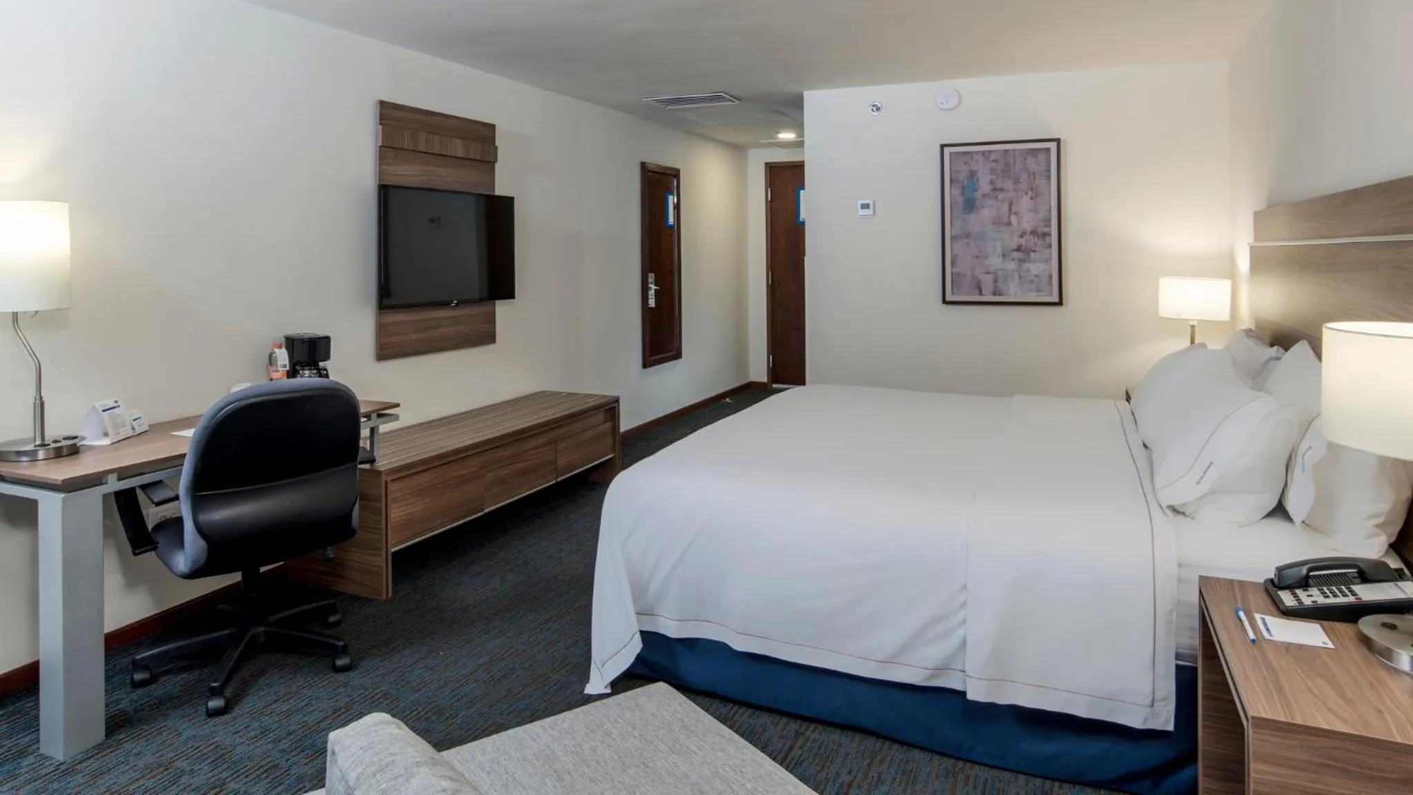 Photo of the whole room, Bed in Holiday Inn Express Culiacan by IHG