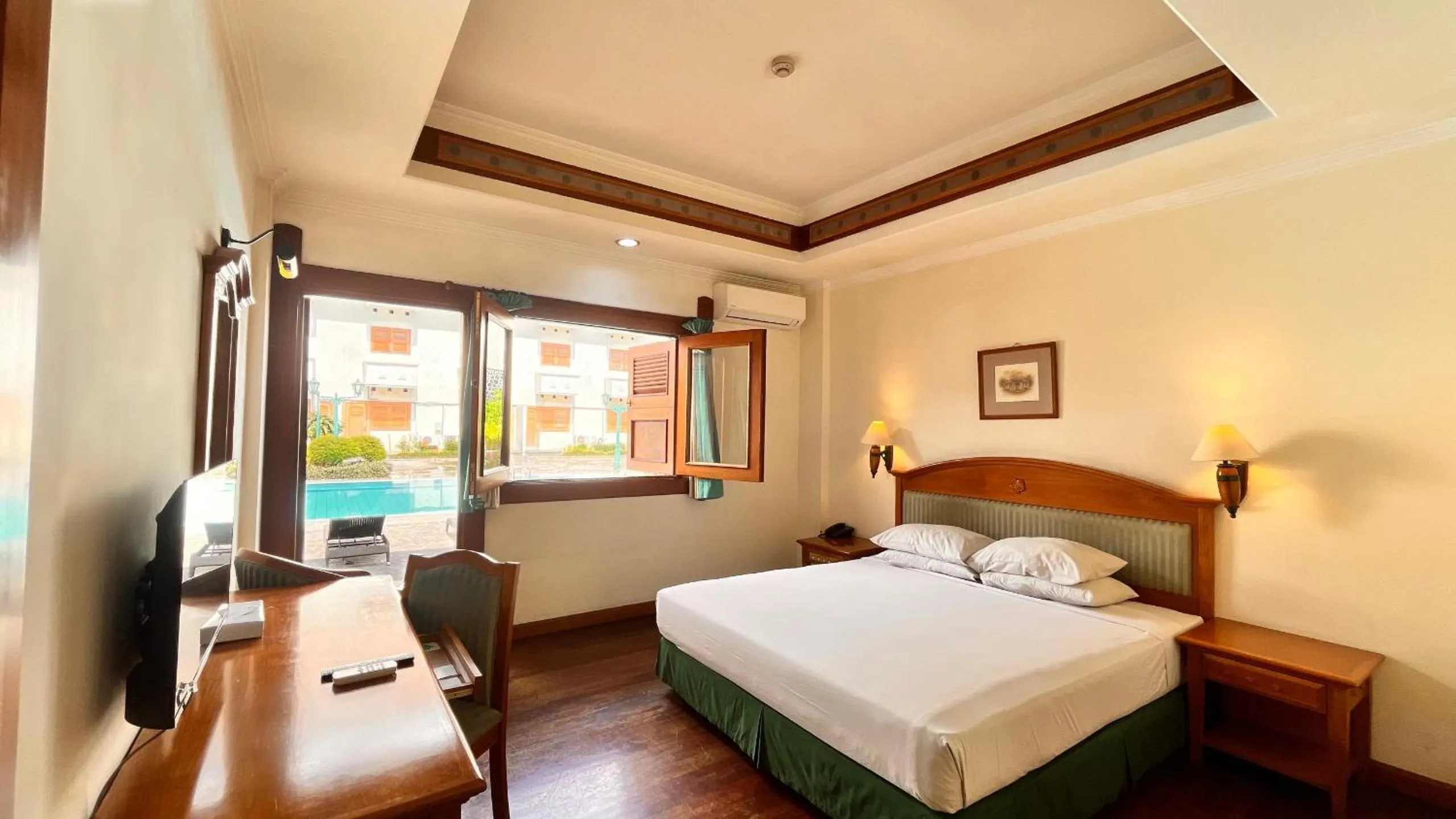 Bedroom, Bed in Kresna Hotel