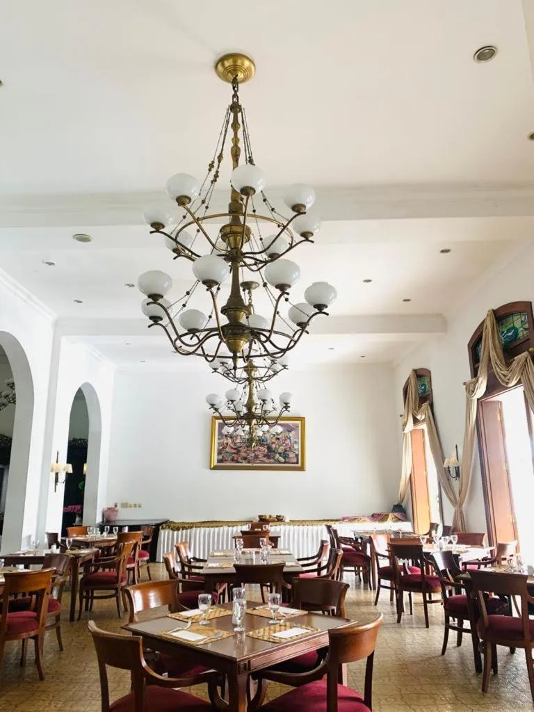 Restaurant/places to eat in Kresna Hotel