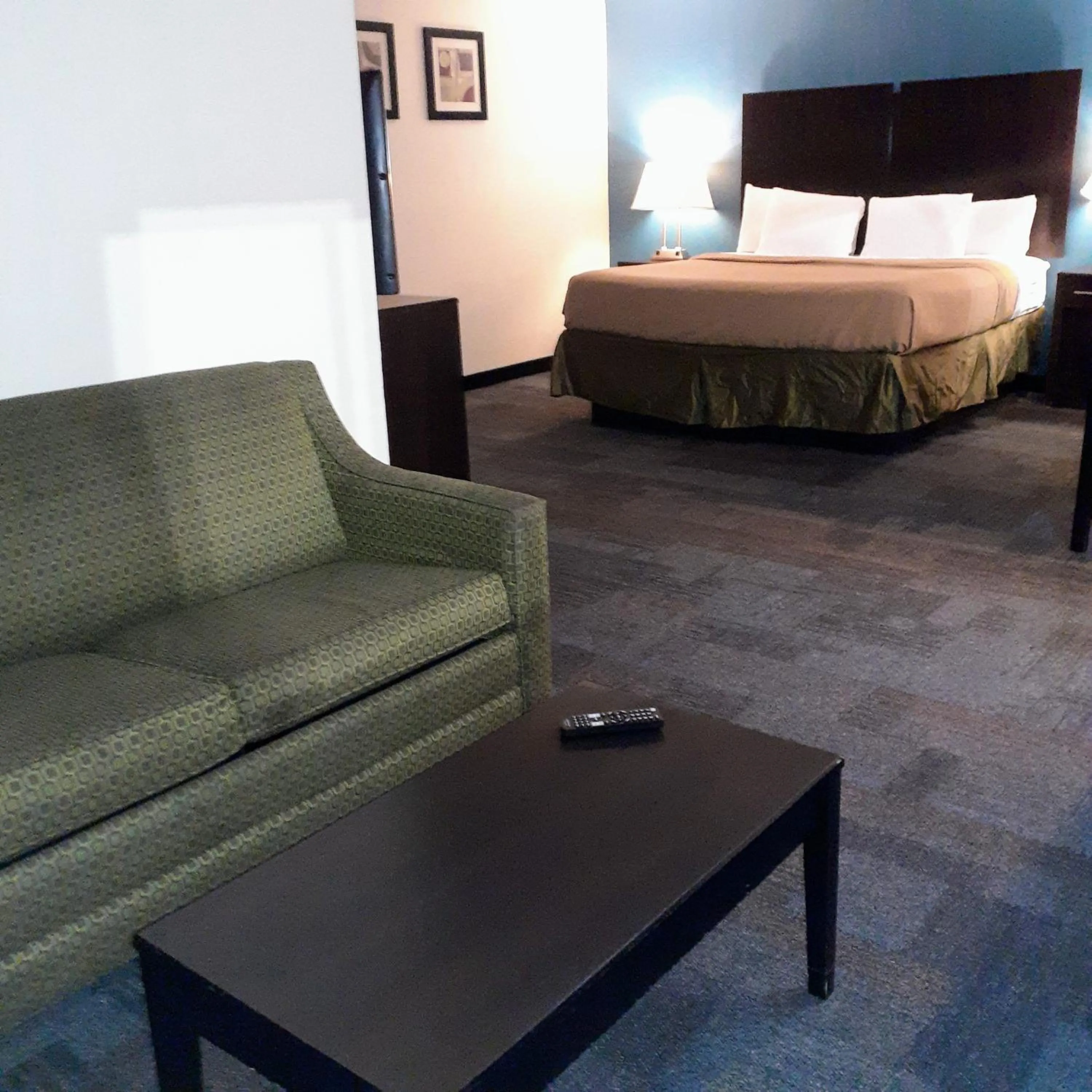 Bed in Americas Best Value Inn Phenix City