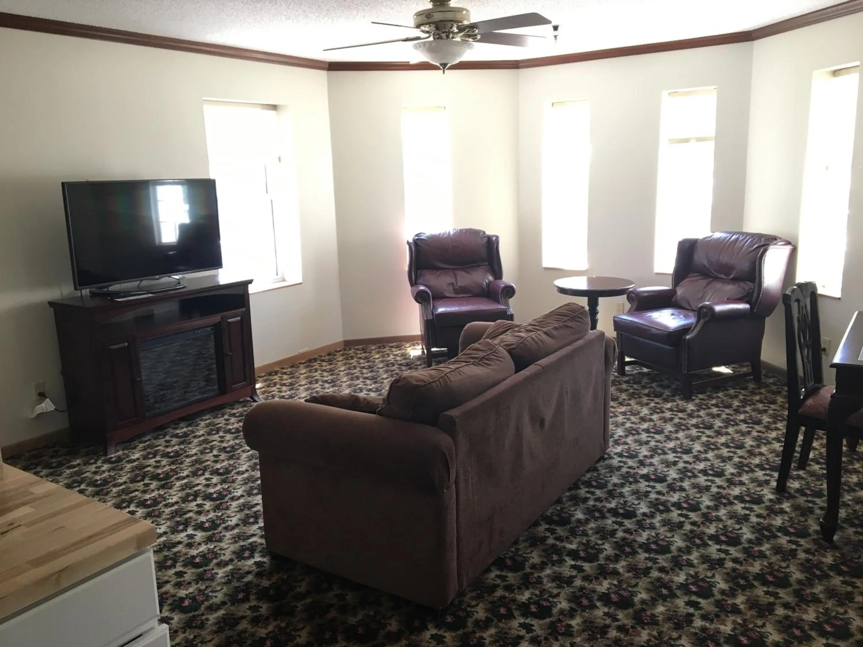 Living room in Roosevelt Inn Mount Rushmore