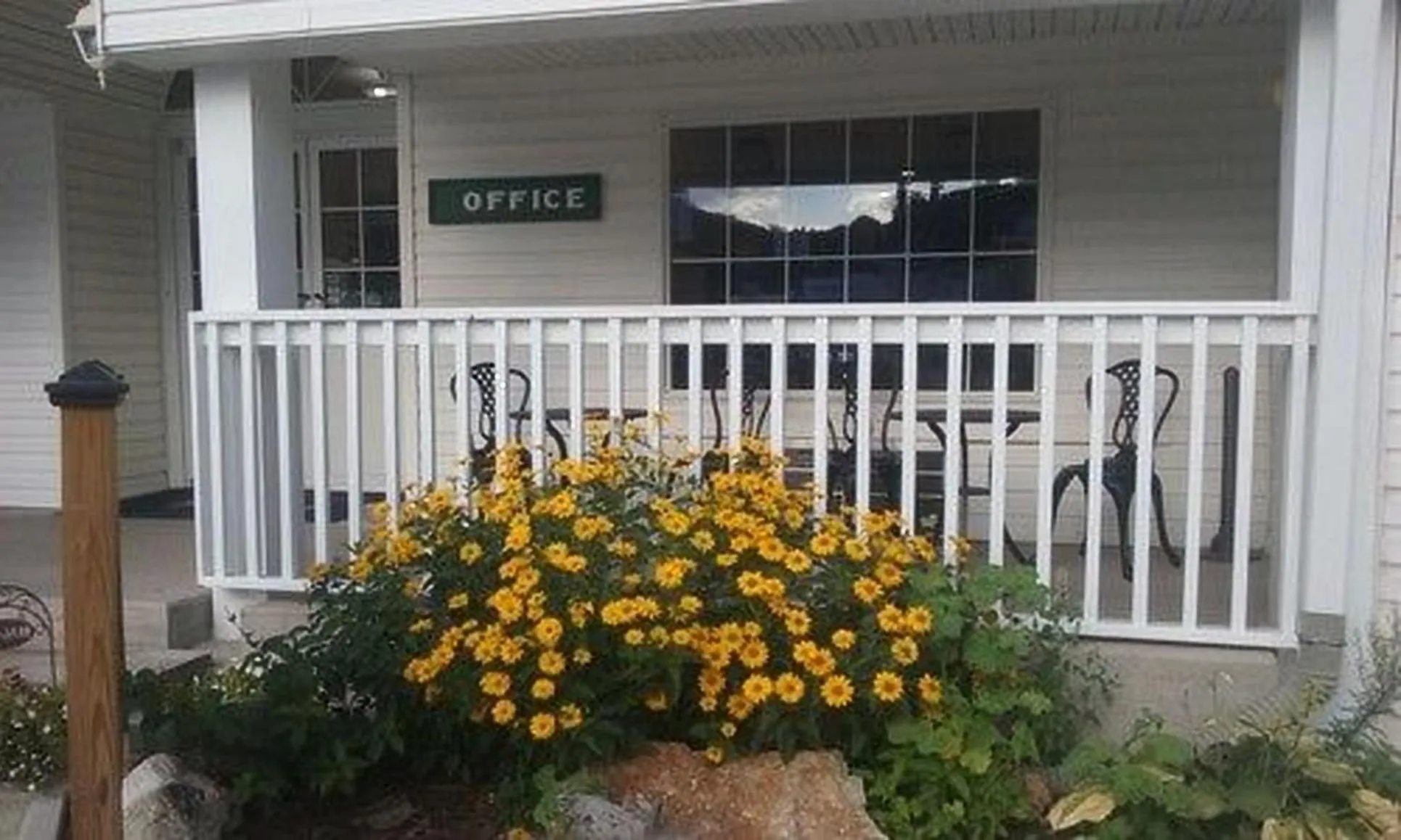 Garden in Roosevelt Inn Mount Rushmore