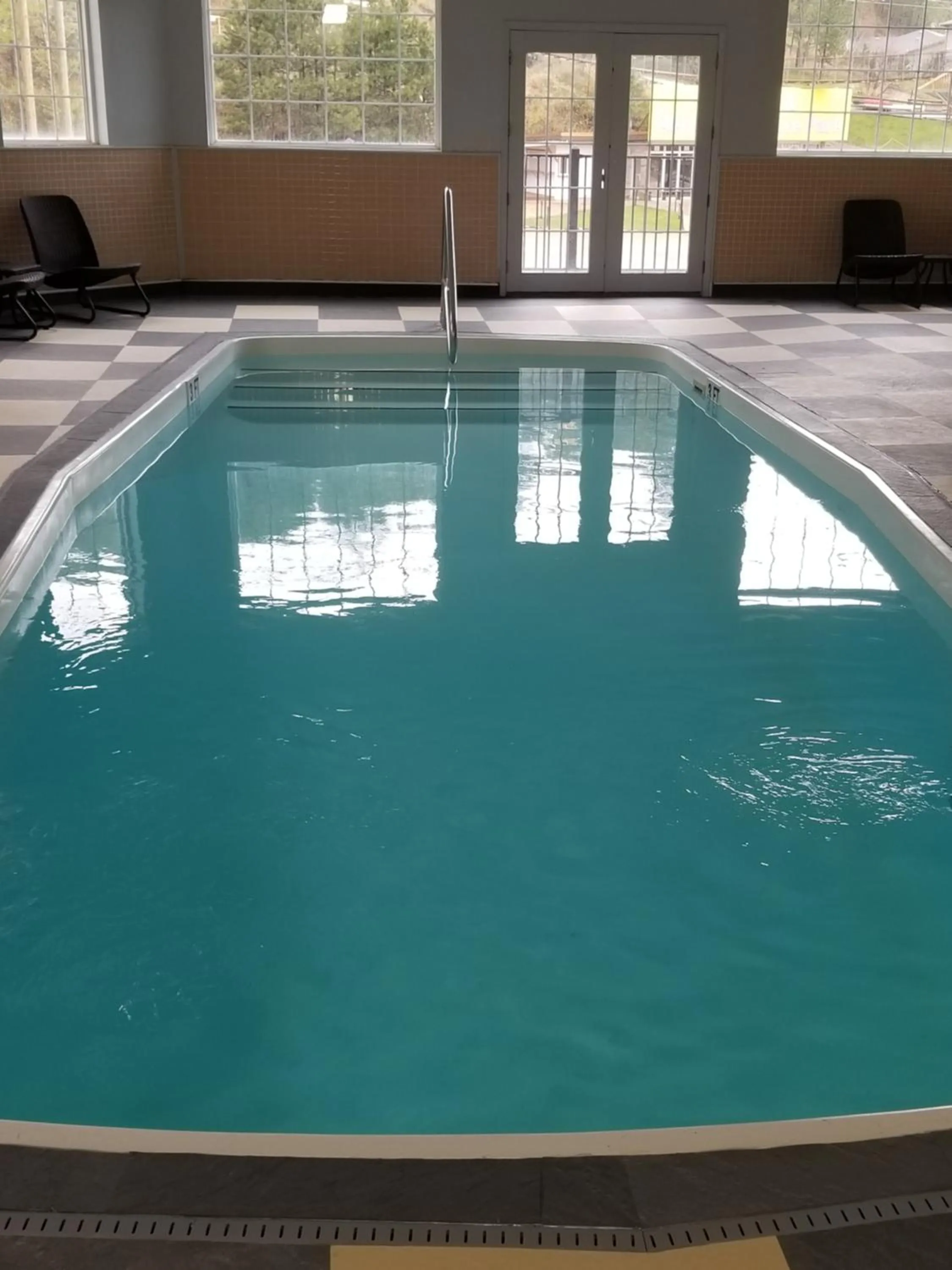 Swimming pool in Roosevelt Inn Mount Rushmore