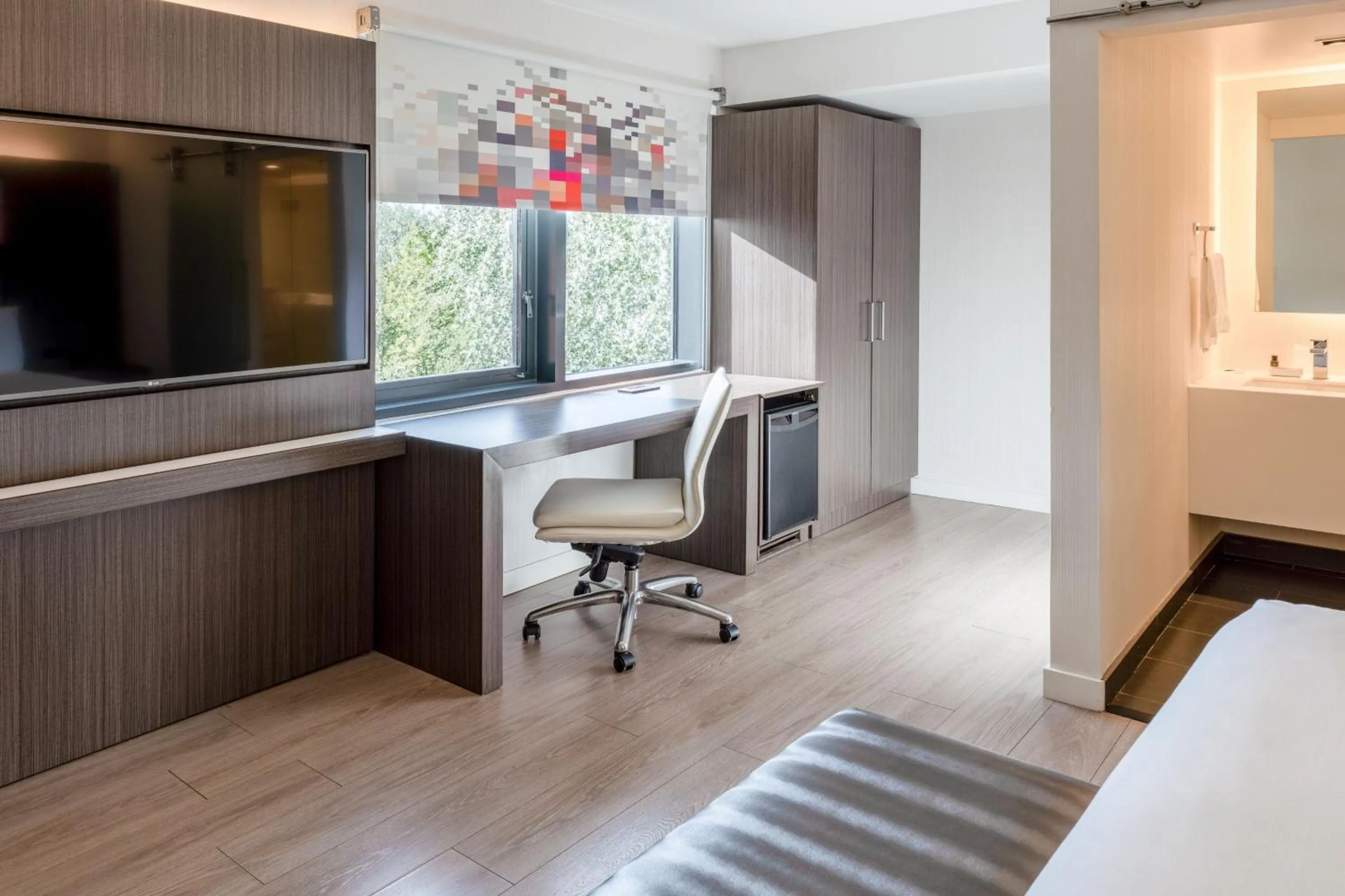 Photo of the whole room, Bed in Aloft Sunnyvale