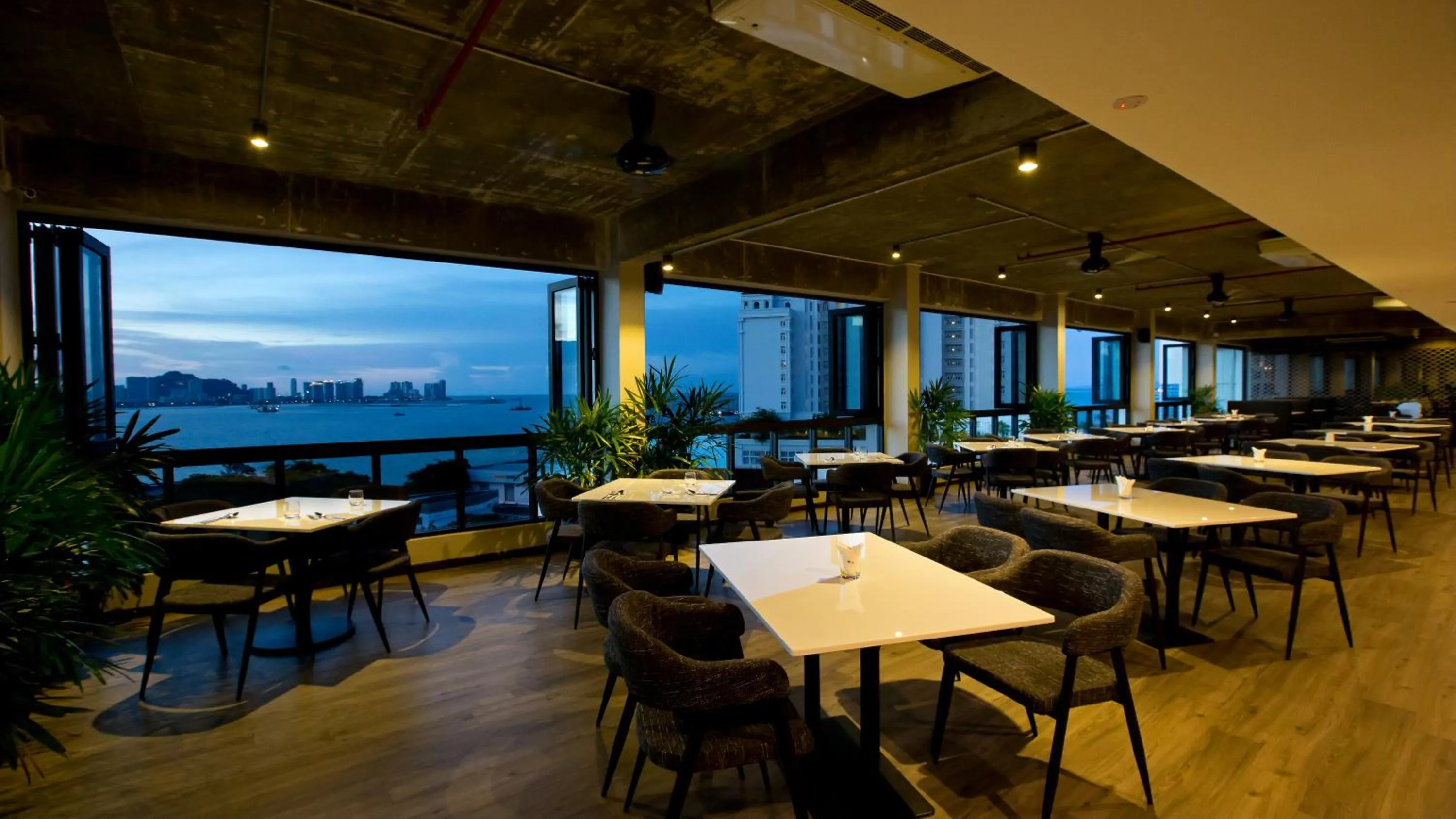 Restaurant/places to eat in Hotel Malaysia