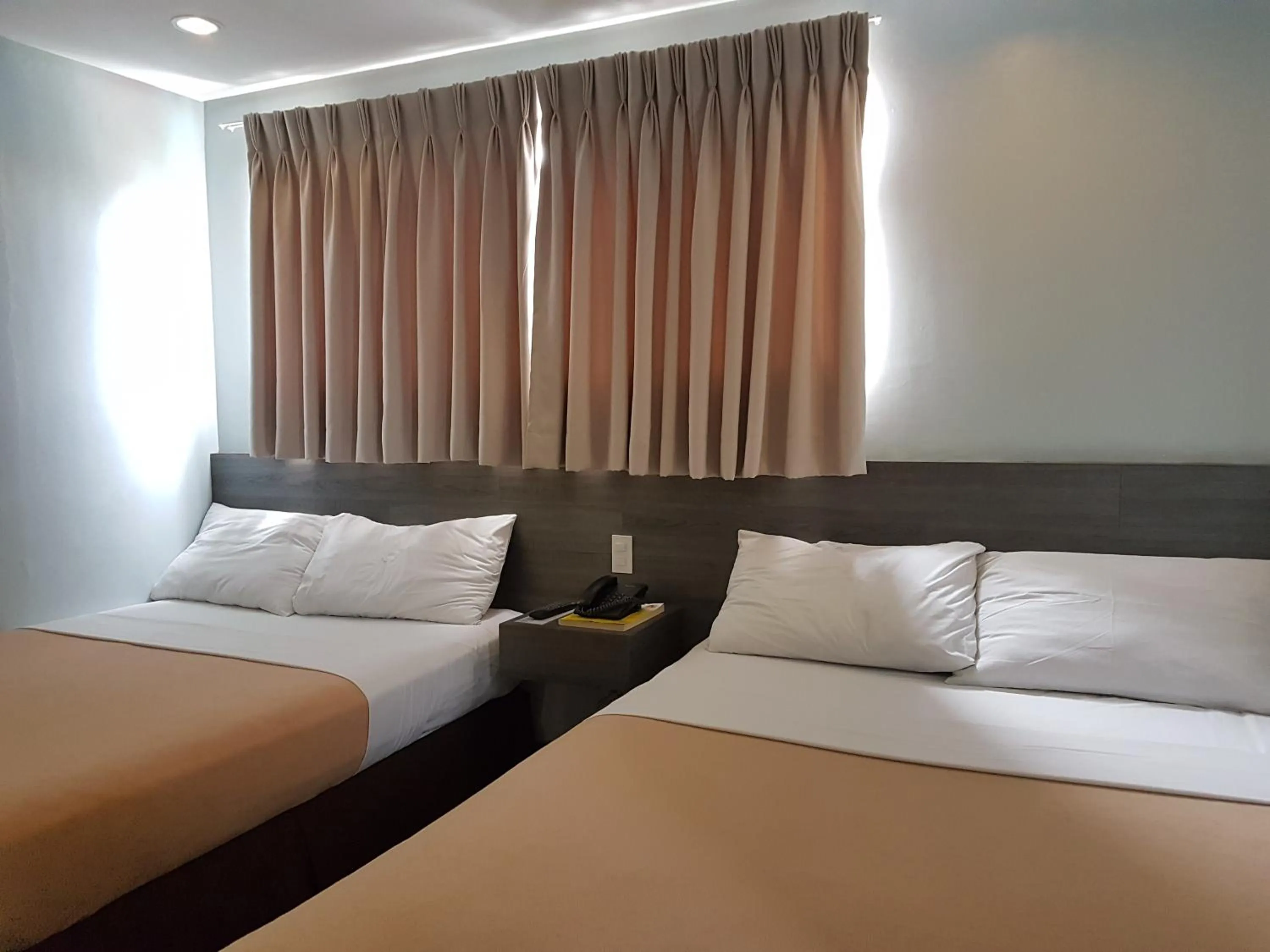 Photo of the whole room, Bed in Cebu R Hotel Mabolo