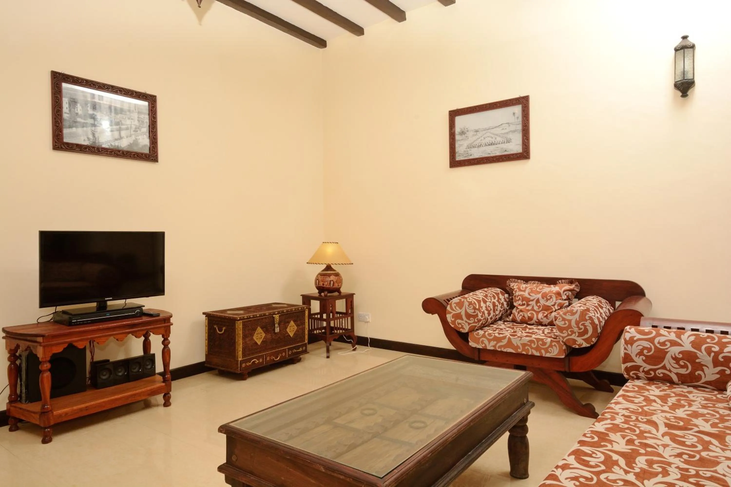 Communal lounge/ TV room in Villa Serenity, Tanzania Unforgettable