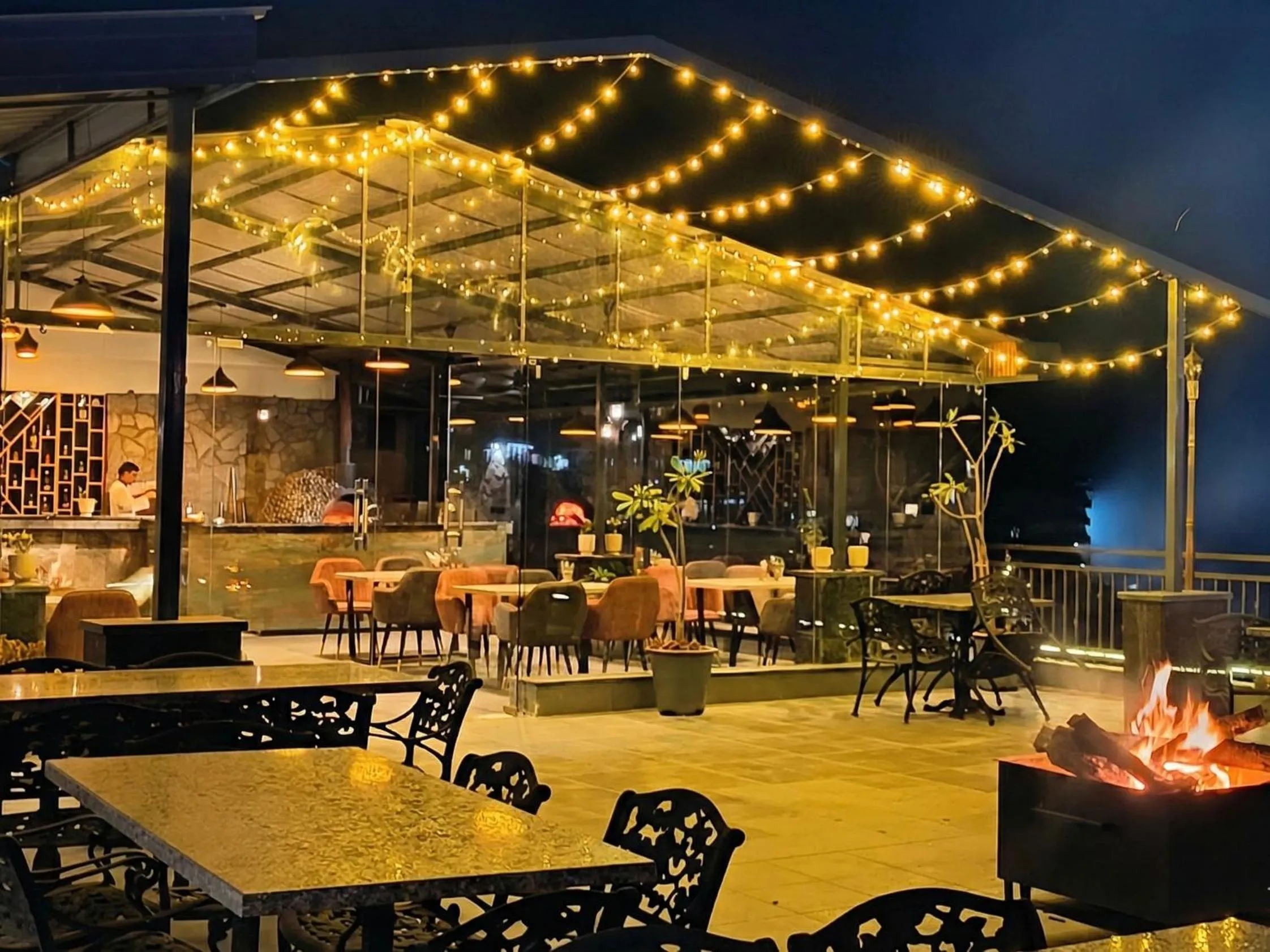 Restaurant/places to eat in Hotel Chail Residency