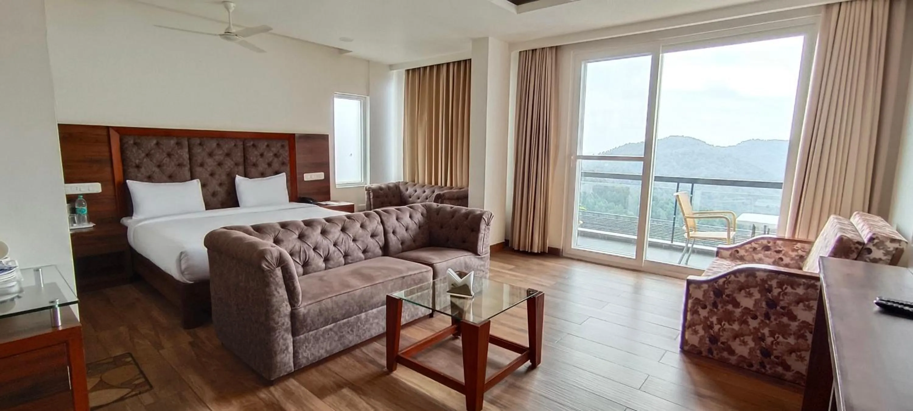 Bed in Hotel Chail Residency