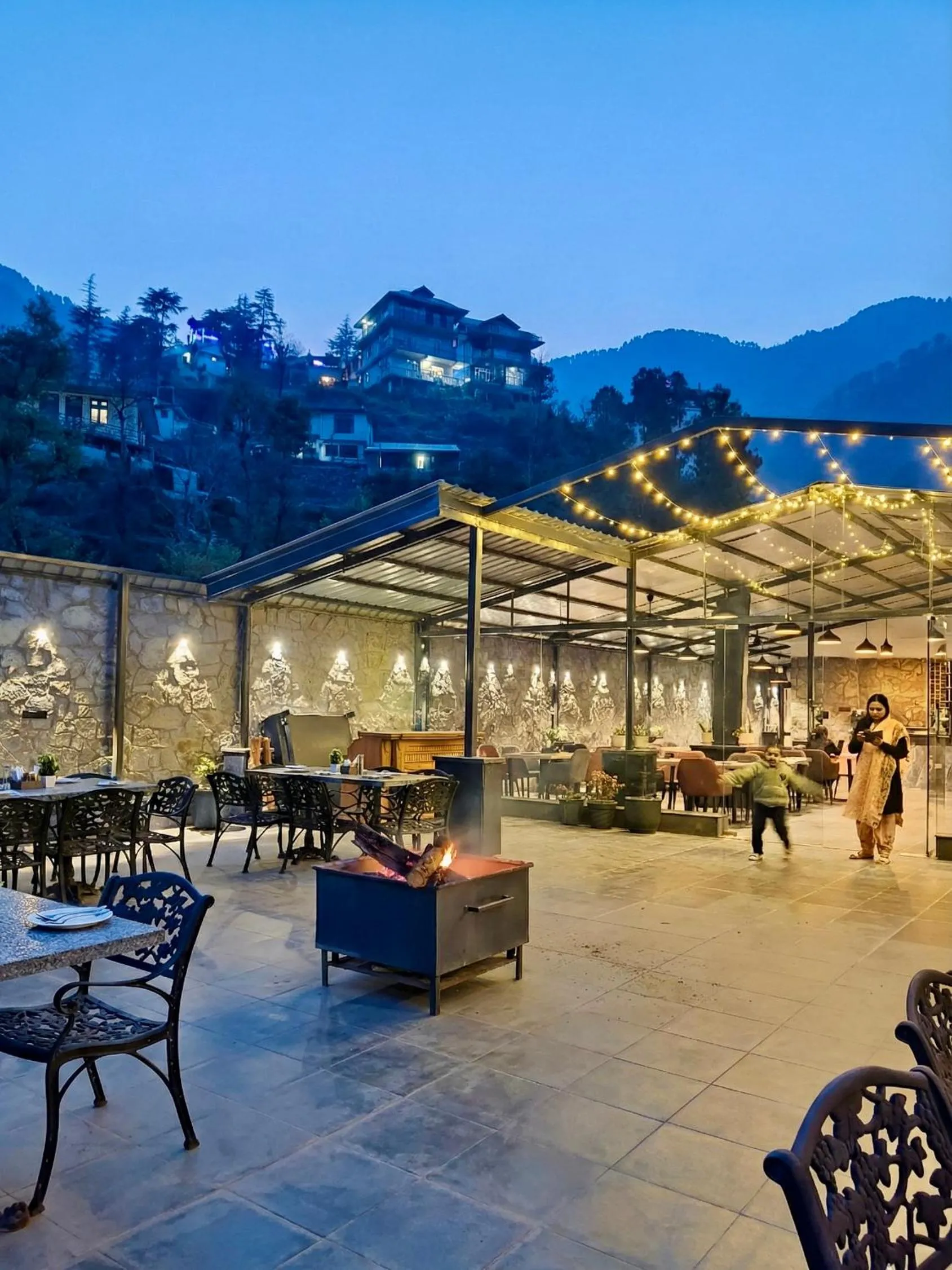 Restaurant/places to eat in Hotel Chail Residency