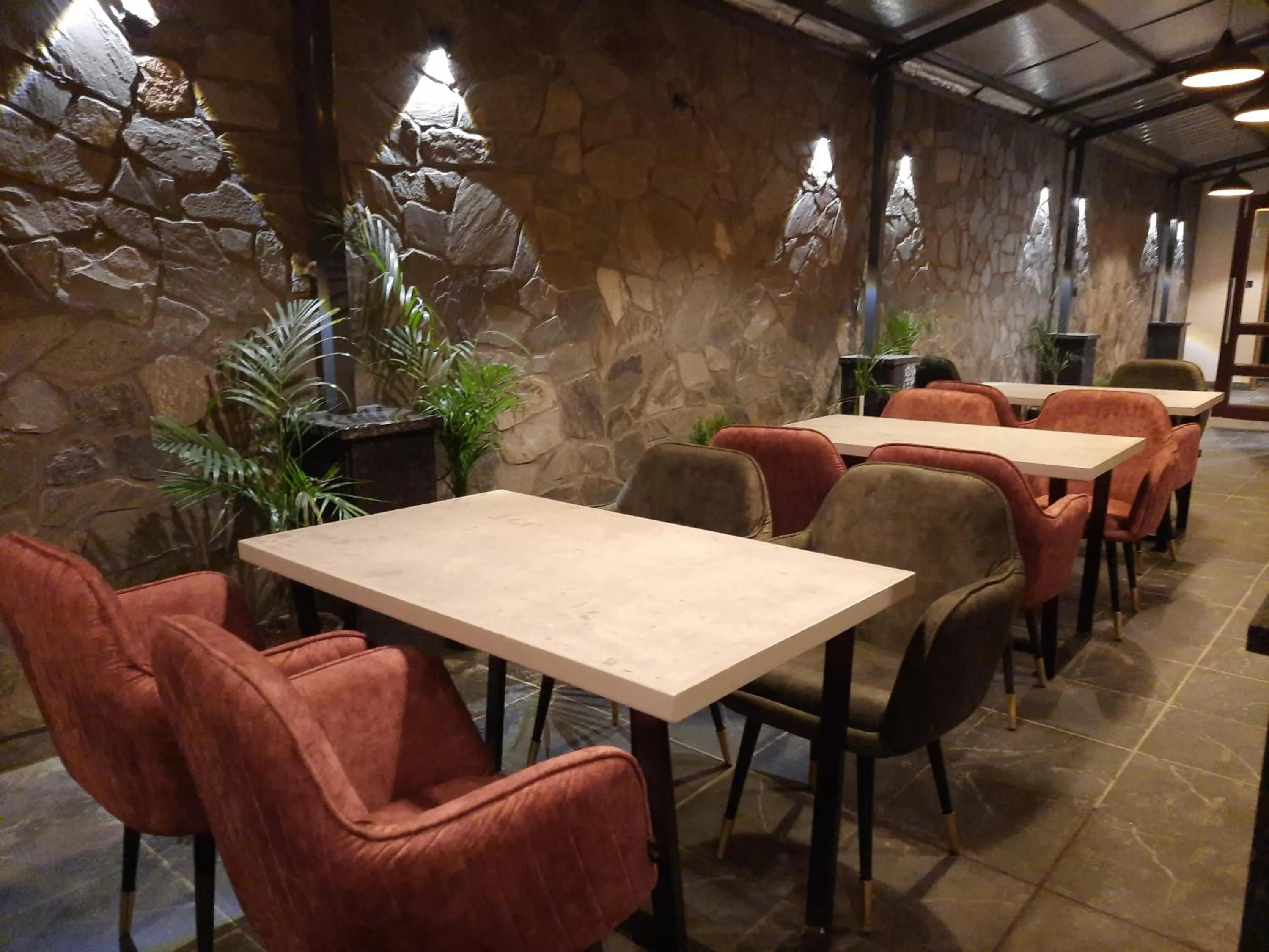 Restaurant/places to eat in Hotel Chail Residency