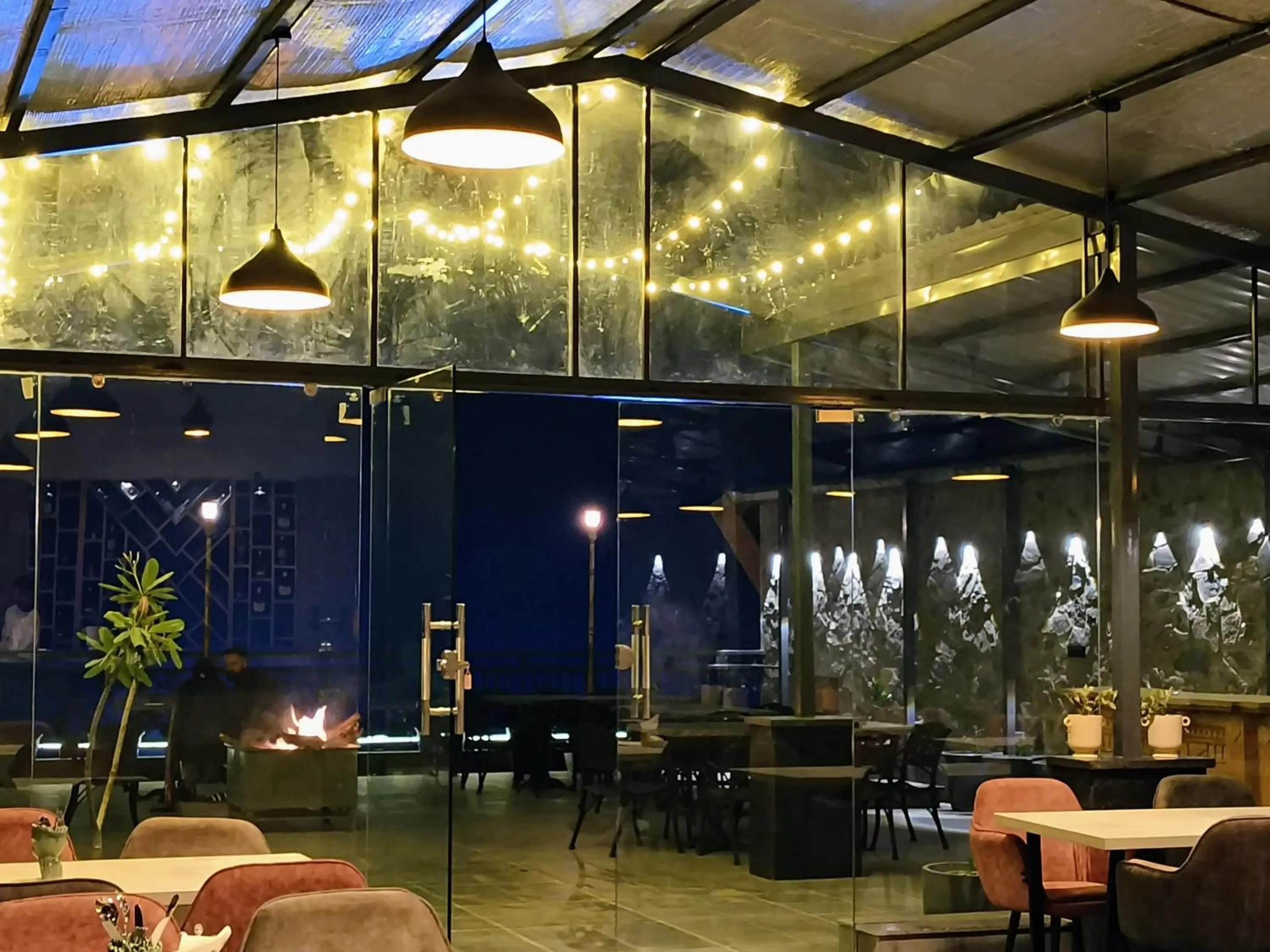 Restaurant/places to eat in Hotel Chail Residency