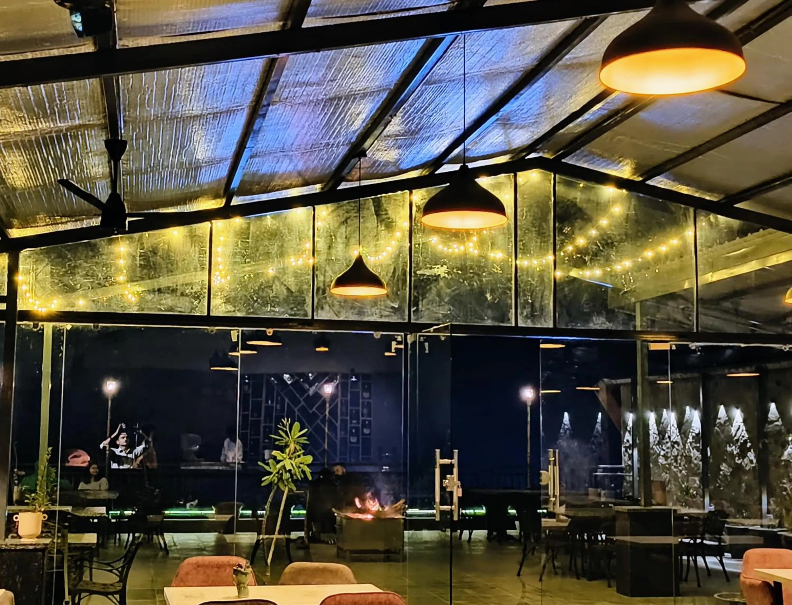 Restaurant/places to eat in Hotel Chail Residency