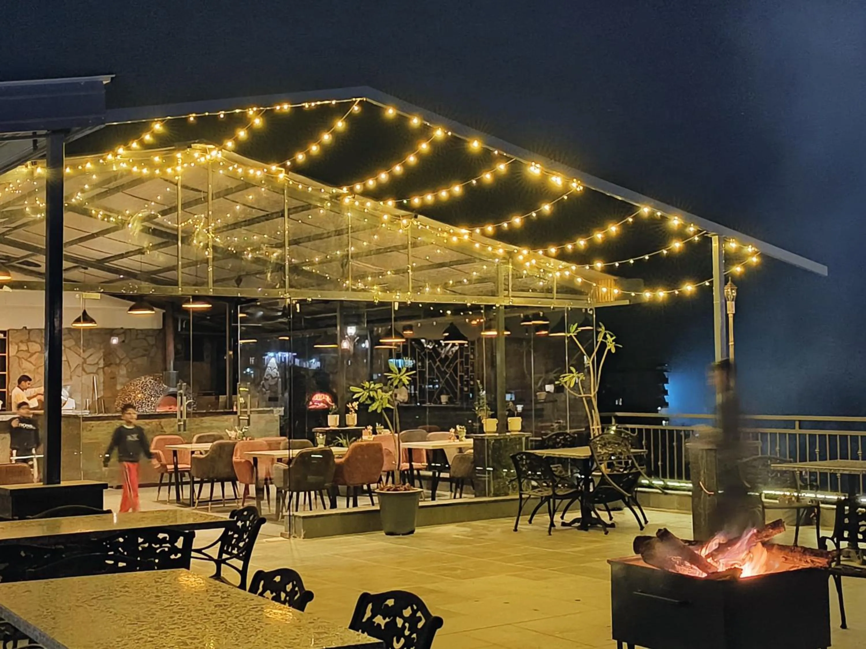 Restaurant/places to eat in Hotel Chail Residency