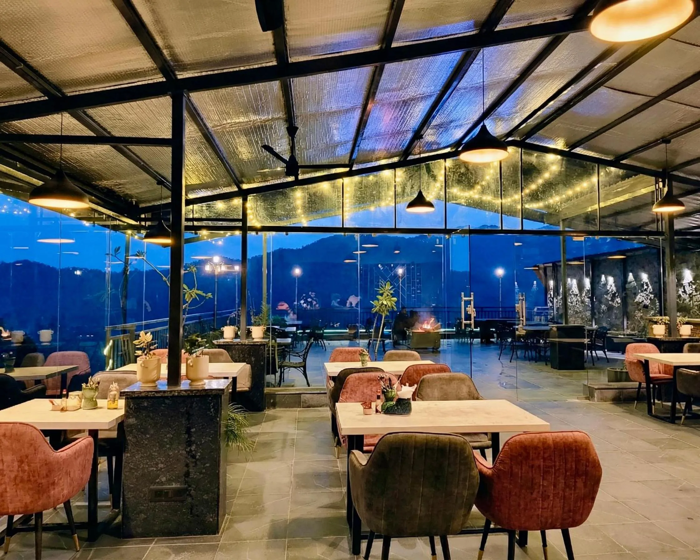 Restaurant/places to eat in Hotel Chail Residency