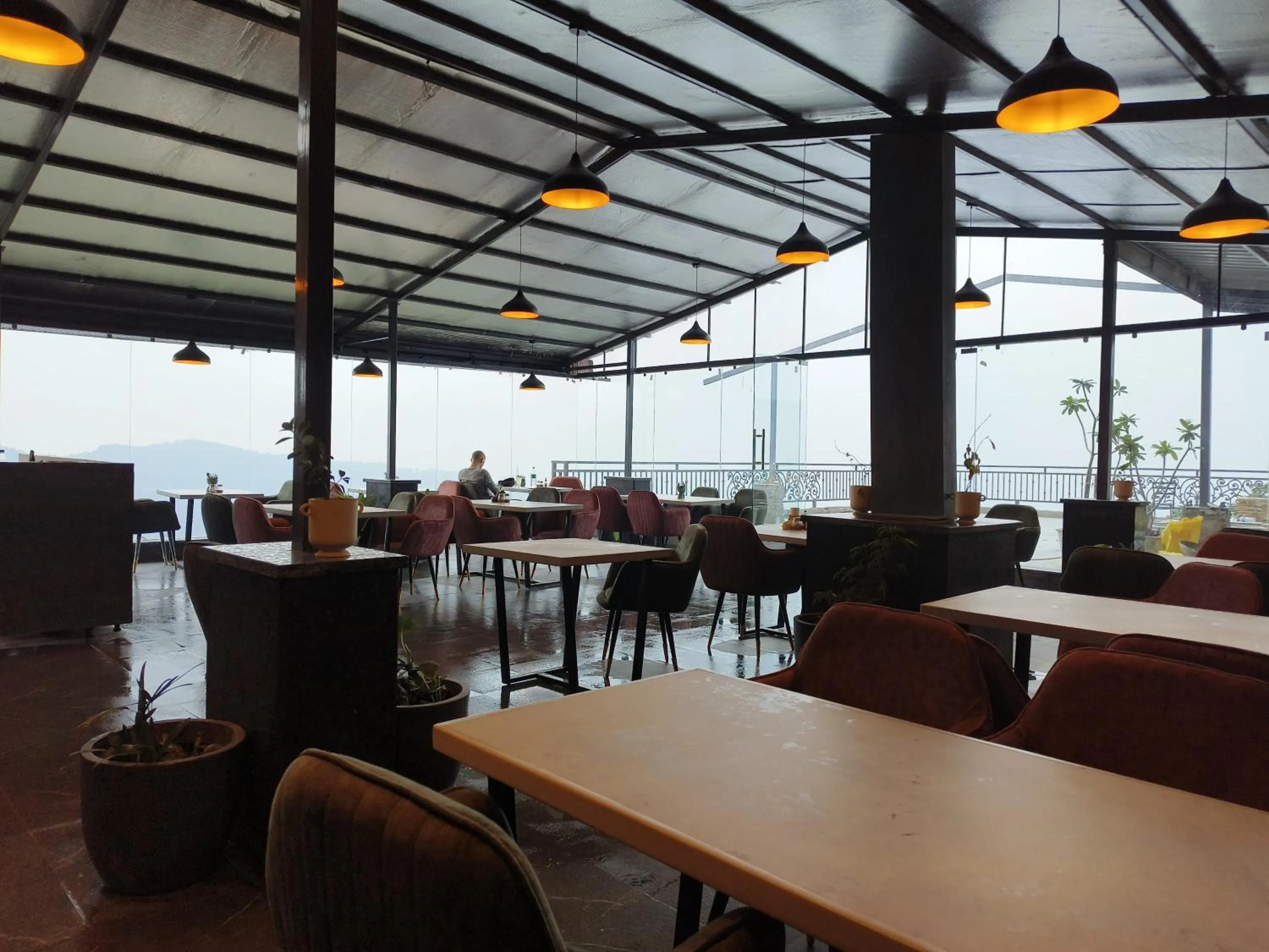 Restaurant/places to eat in Hotel Chail Residency