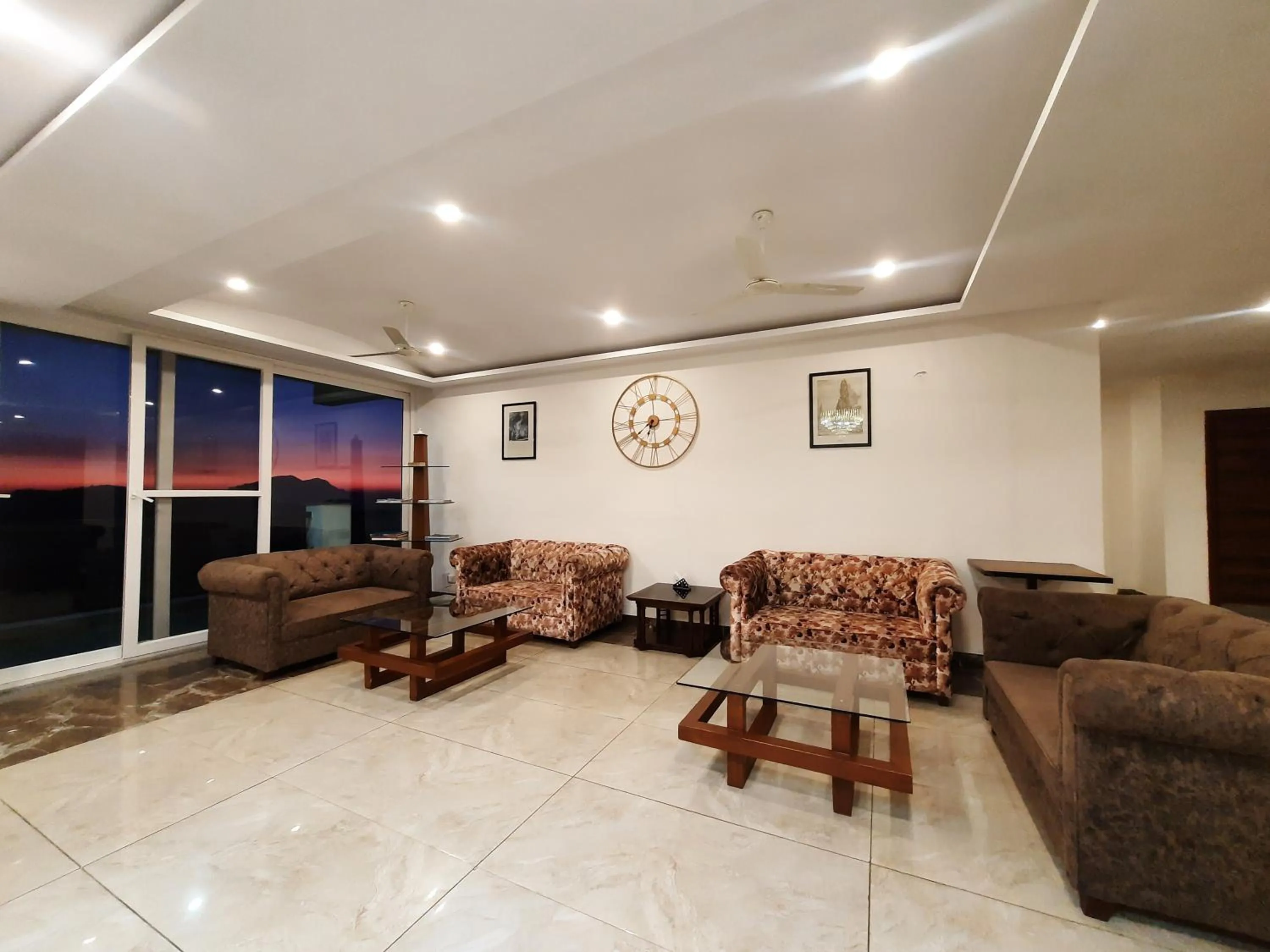 Living room in Hotel Chail Residency
