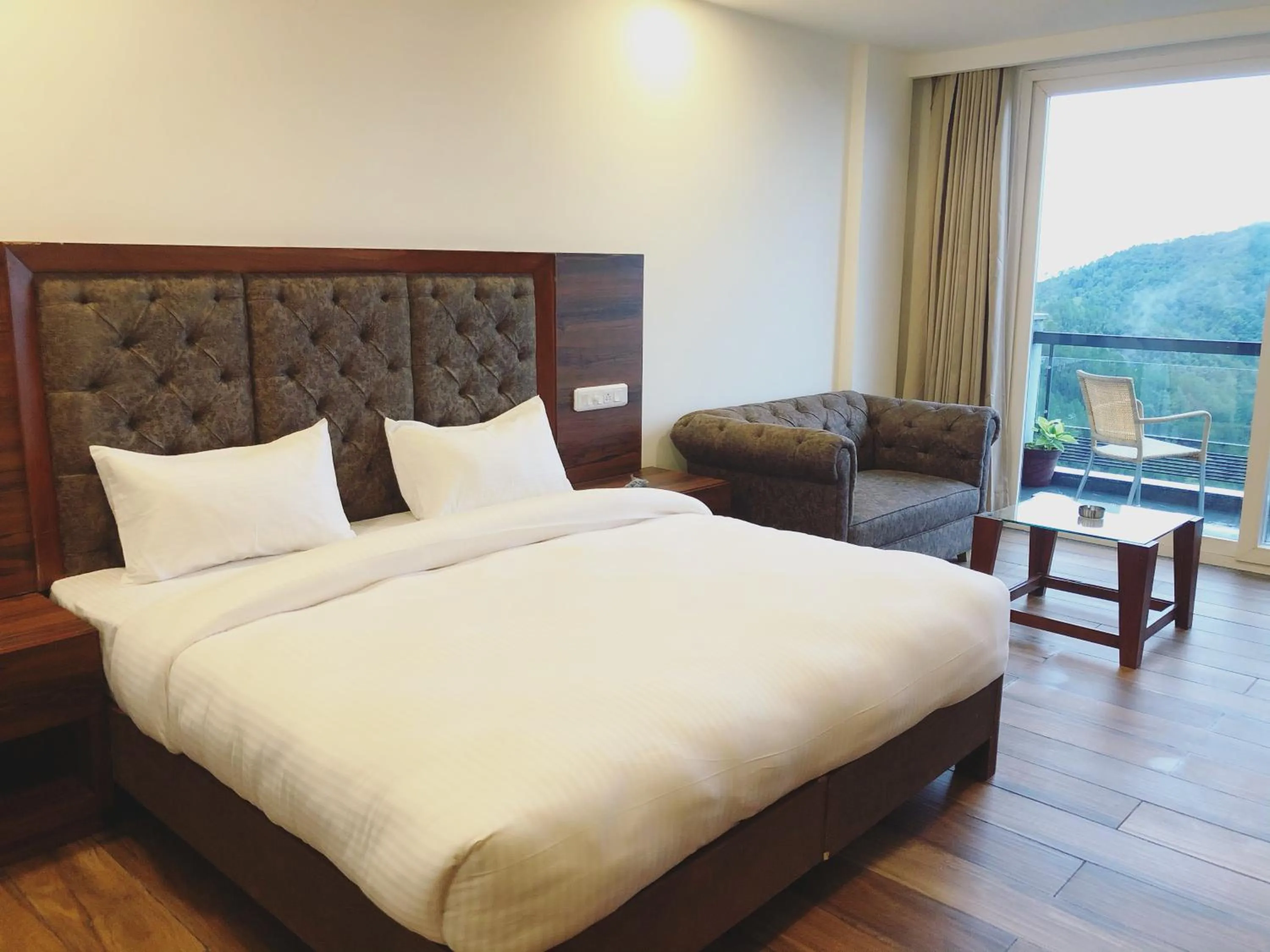 Bed in Hotel Chail Residency