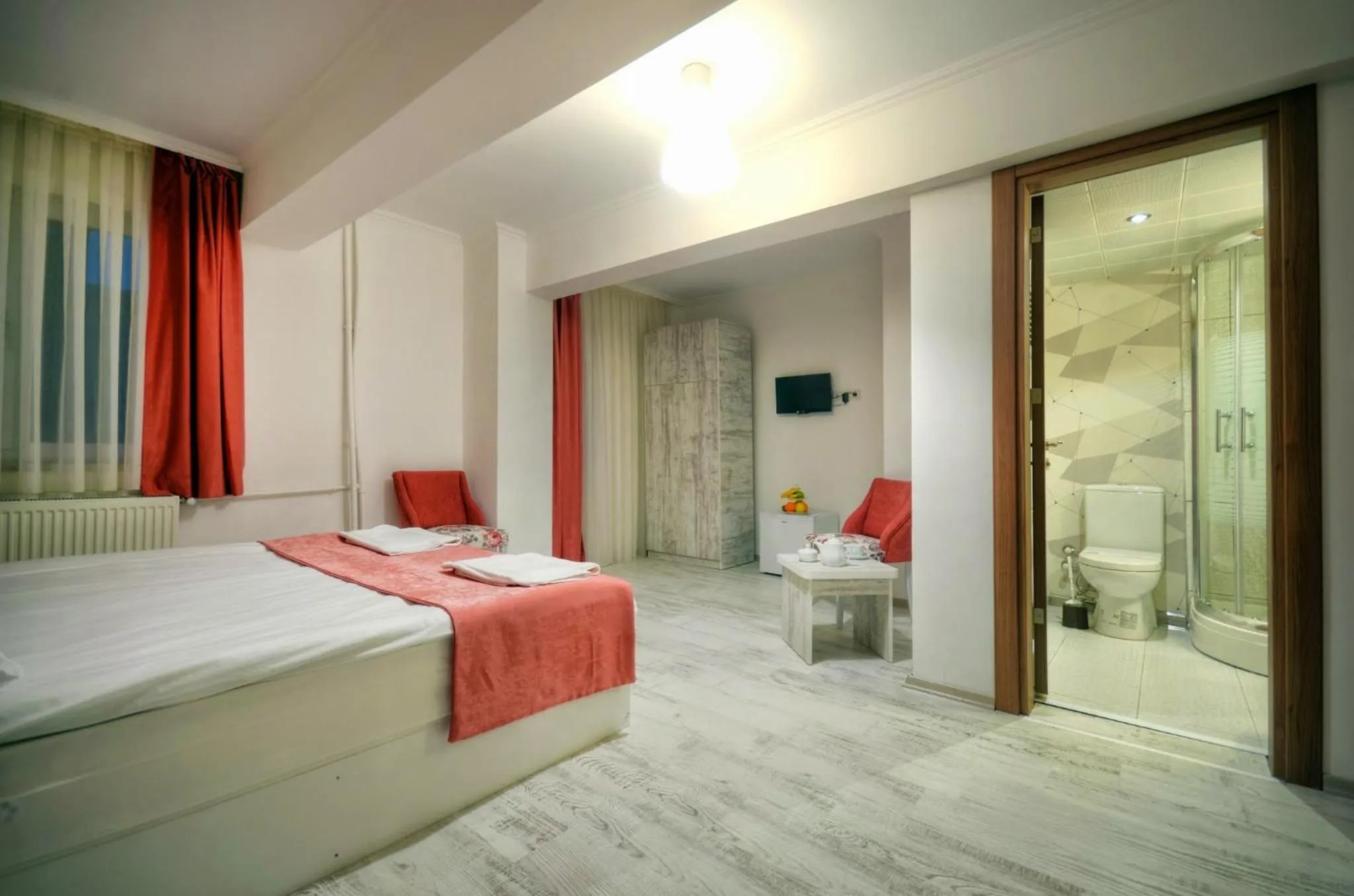 Shower, Bed in Hotel Abro Sezenler