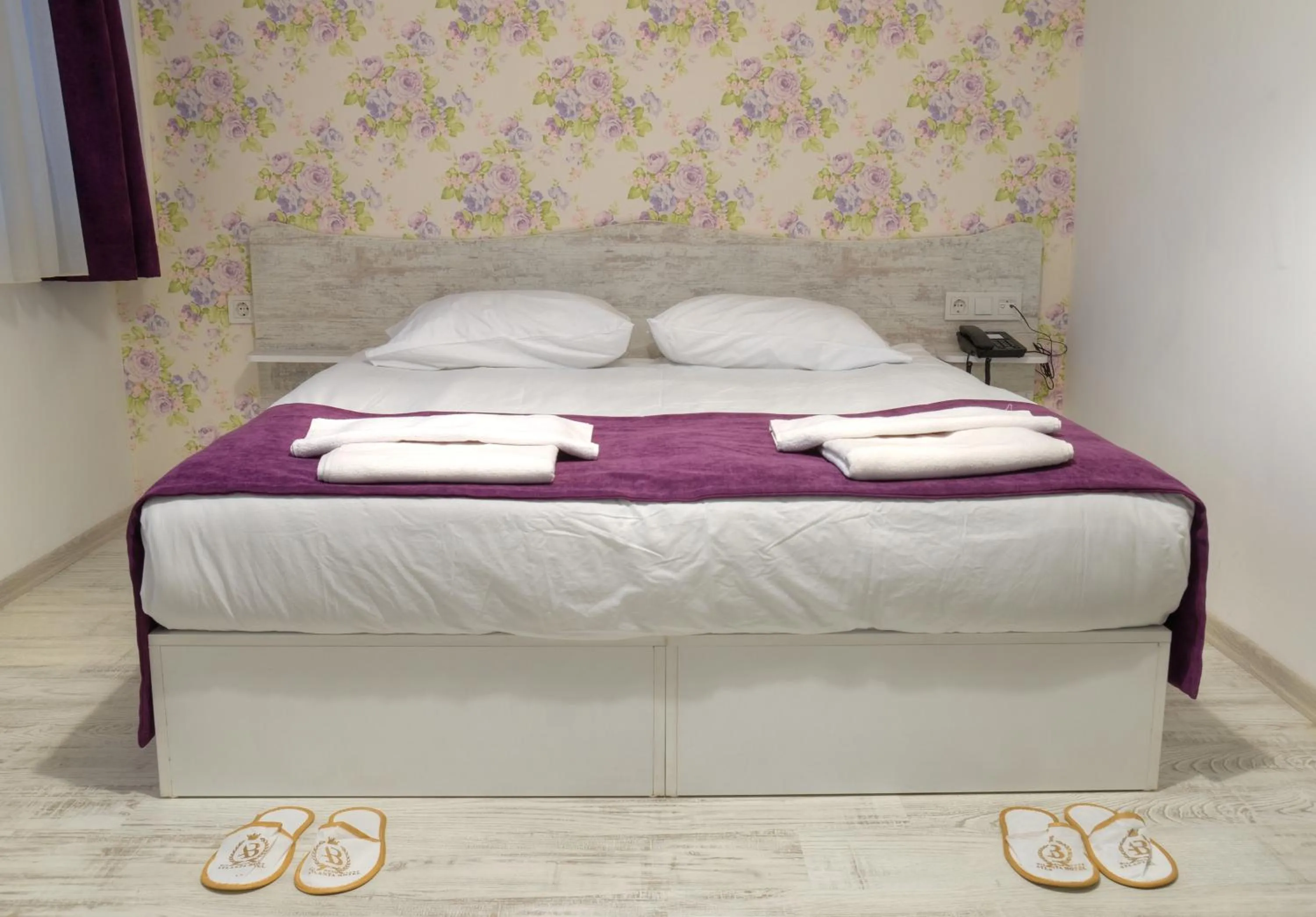 Shower, Bed in Hotel Abro Sezenler