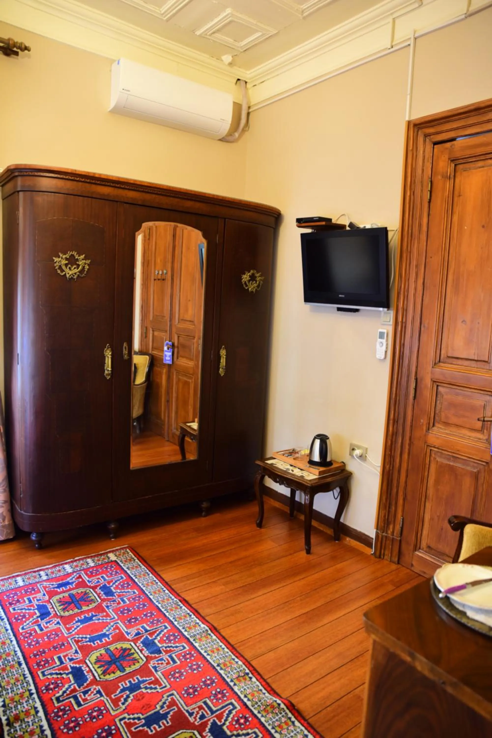 TV and multimedia in Ottoman Suites by Sera House