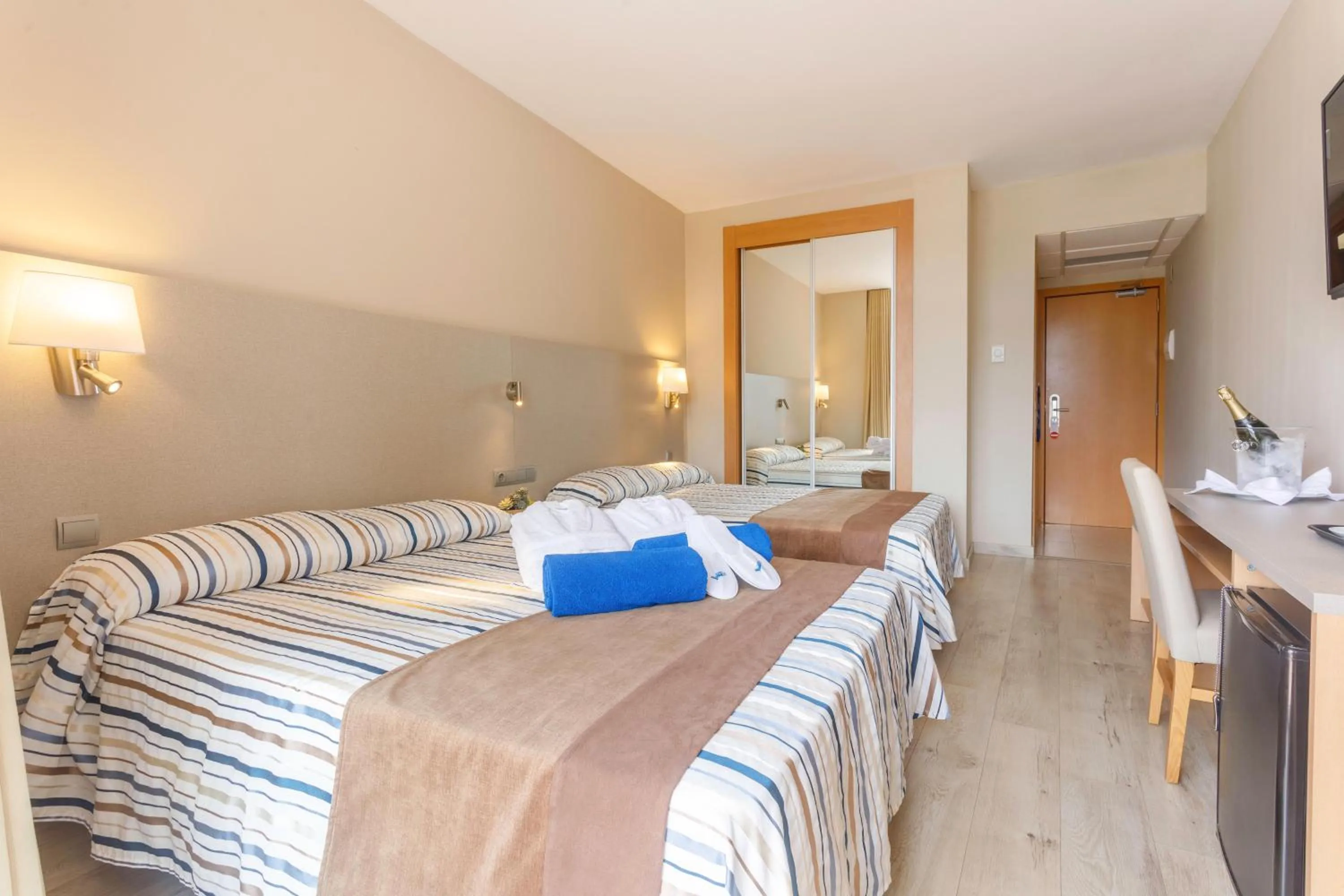 Photo of the whole room, Bed in Hotel Best Cambrils