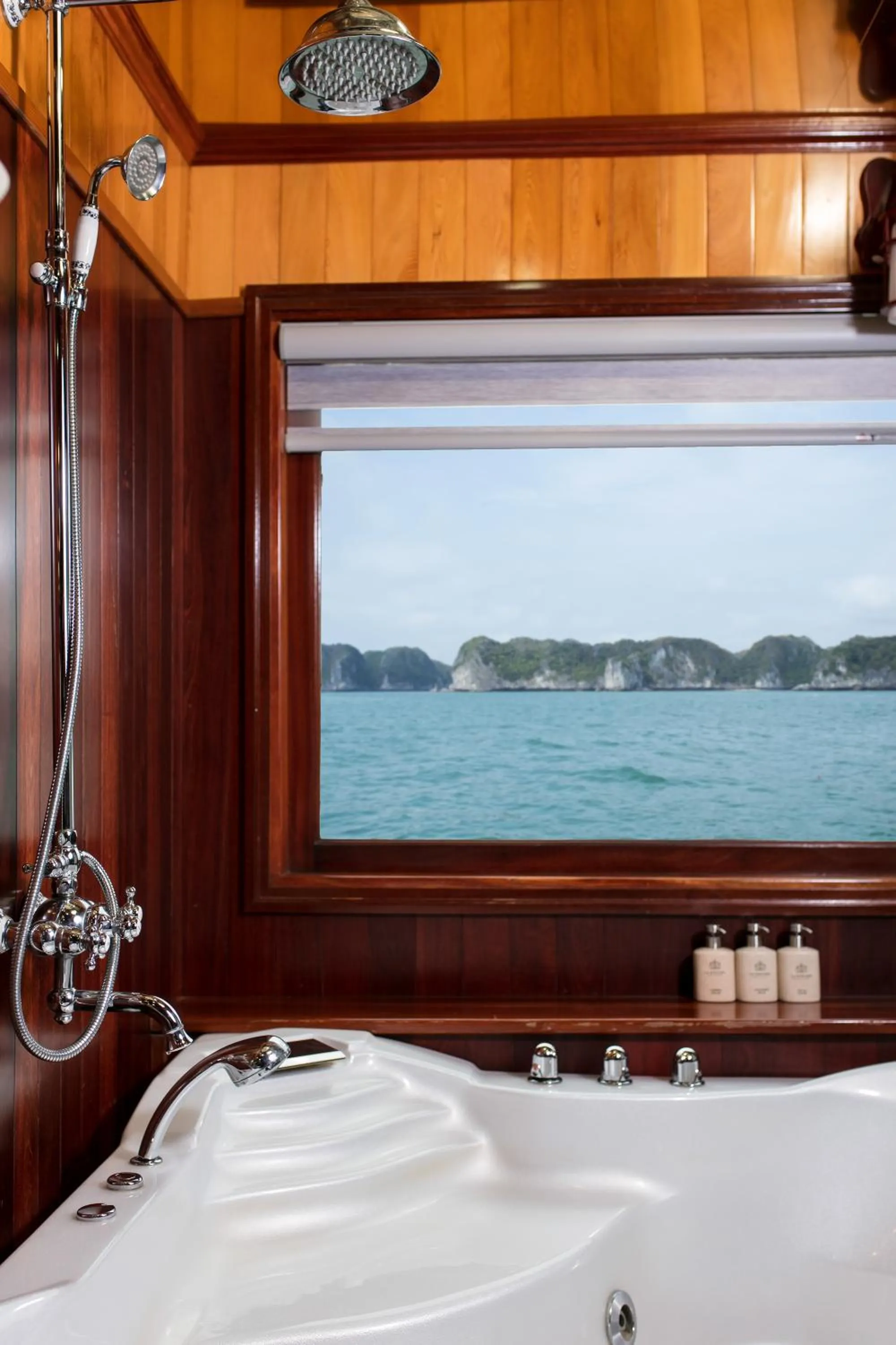 Bathroom, Bed in La Regina Royal Cruise