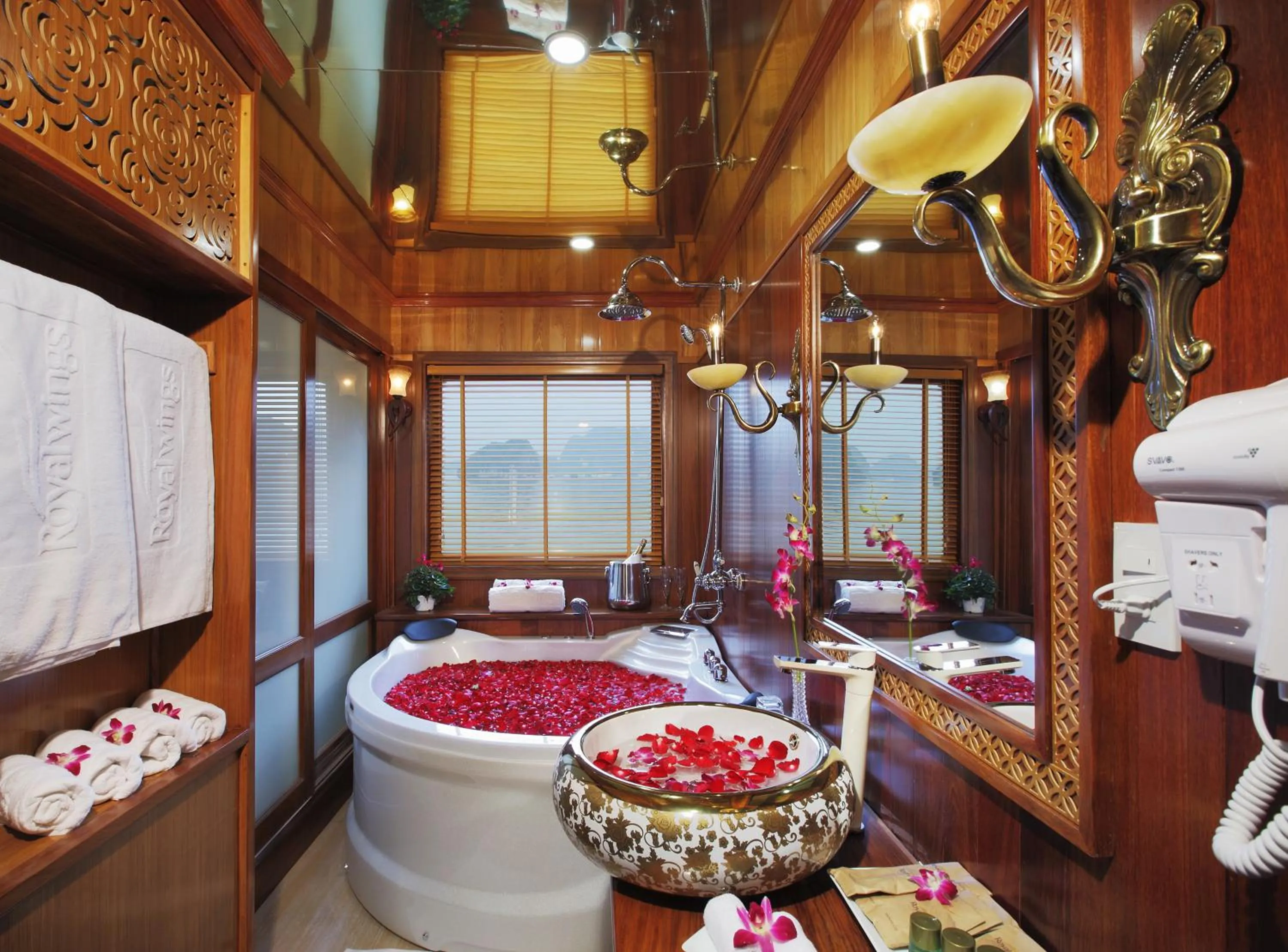 Bathroom in La Regina Royal Cruise