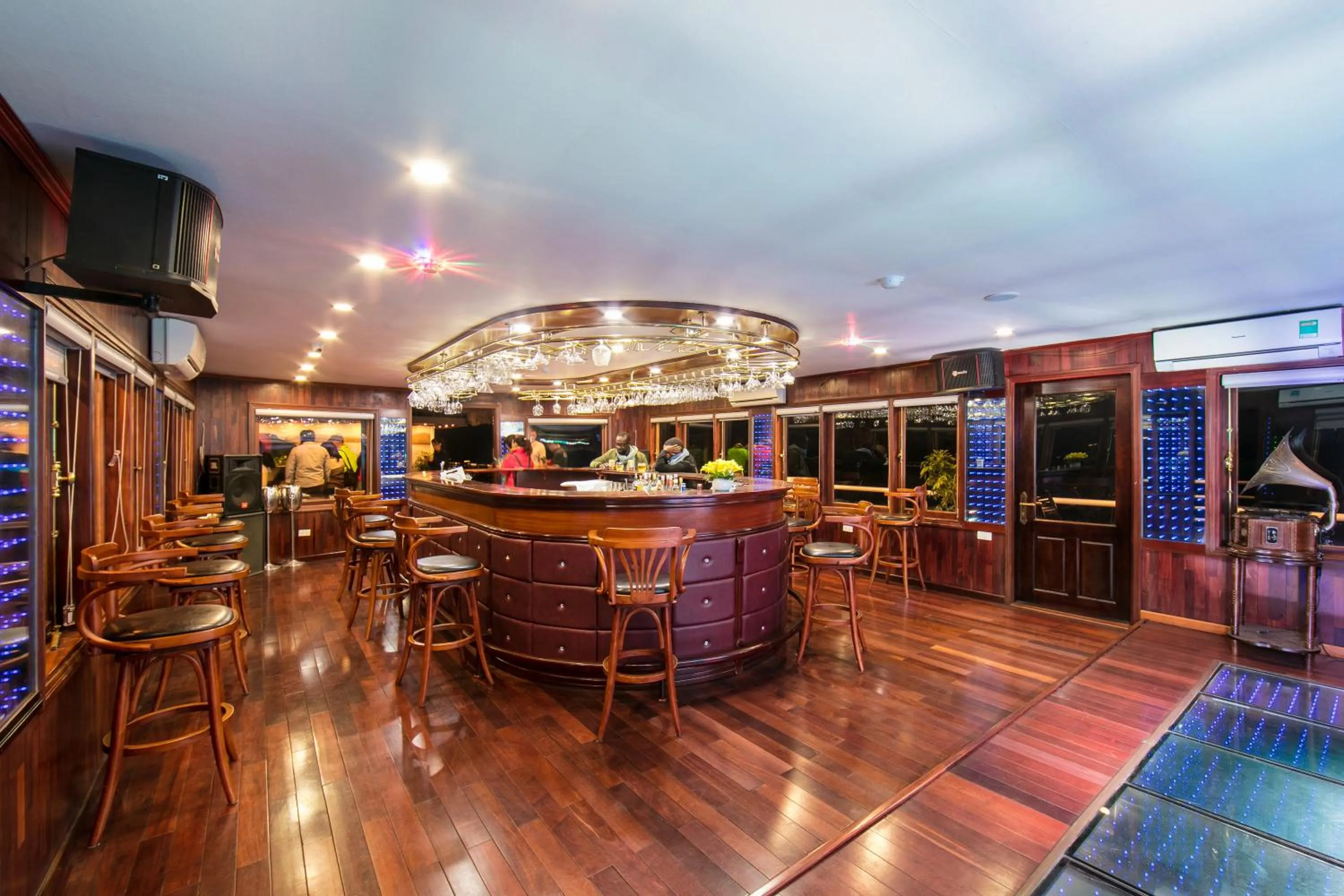 Restaurant/places to eat in La Regina Royal Cruise