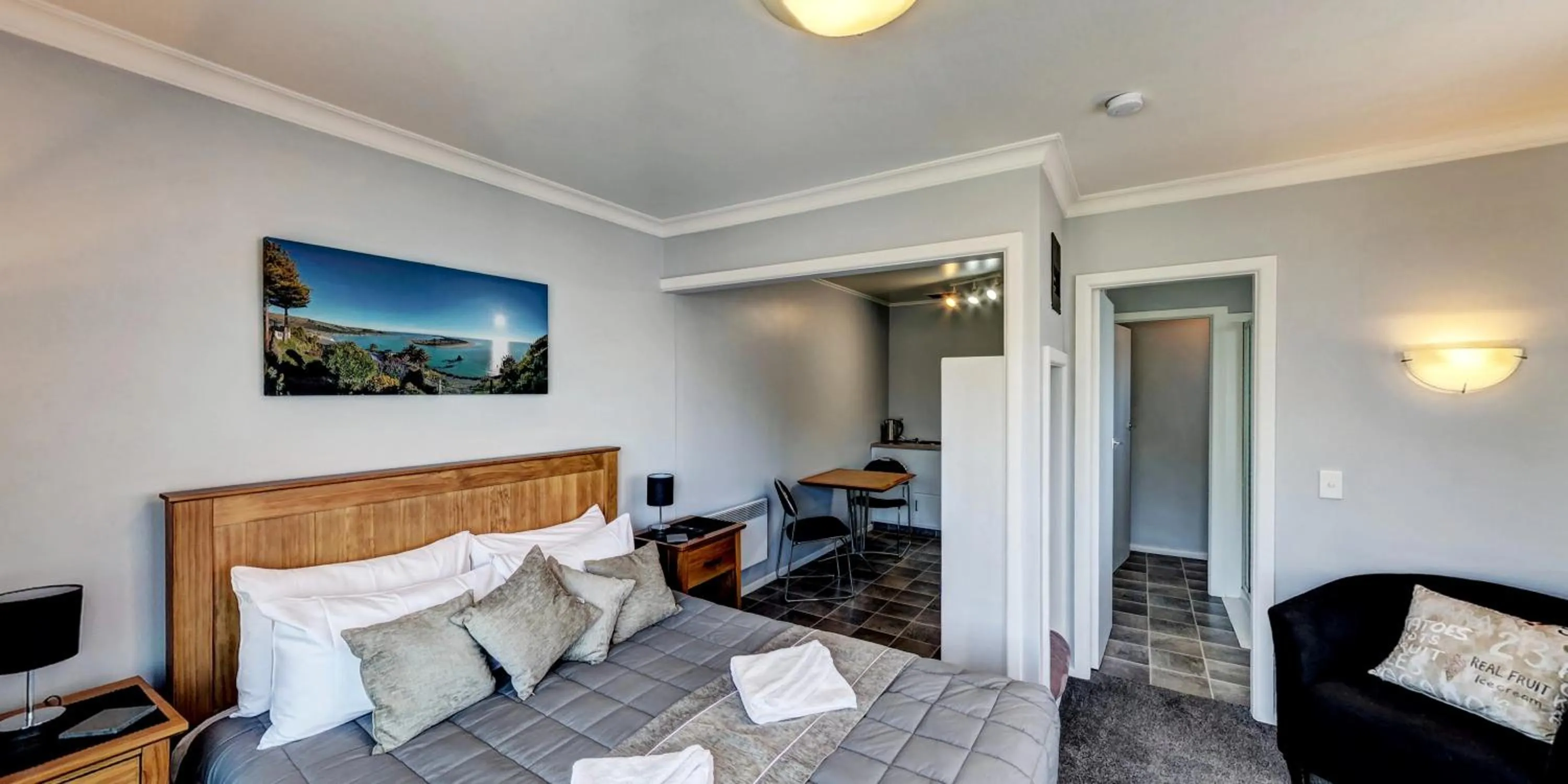 Photo of the whole room in Admiral Motel