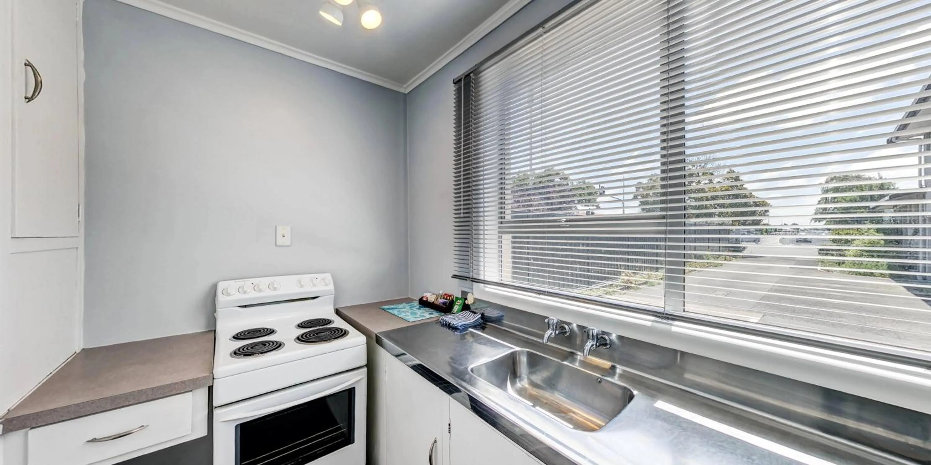 Kitchen or kitchenette in Admiral Motel