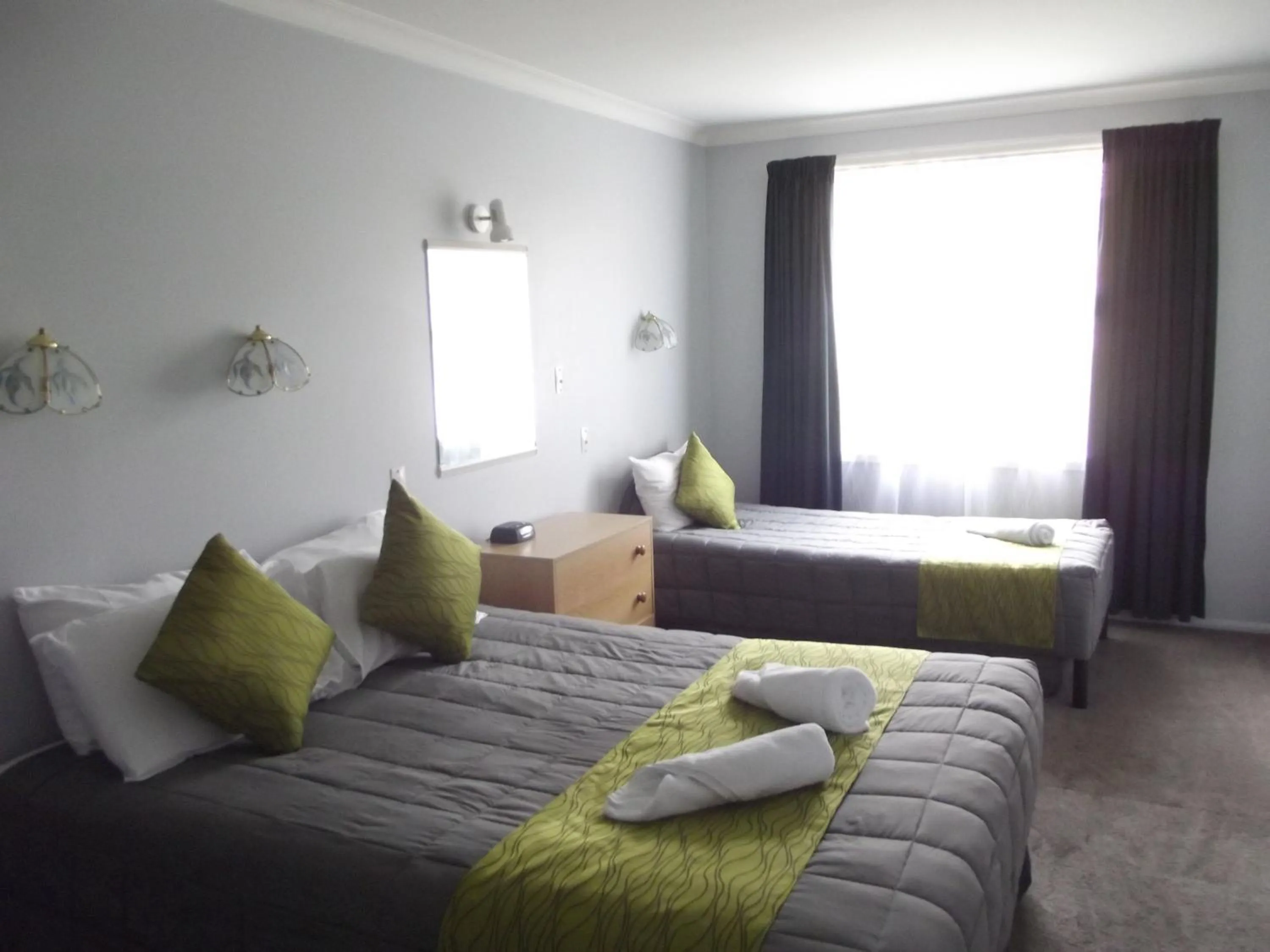 Bedroom, Bed in Admiral Motel