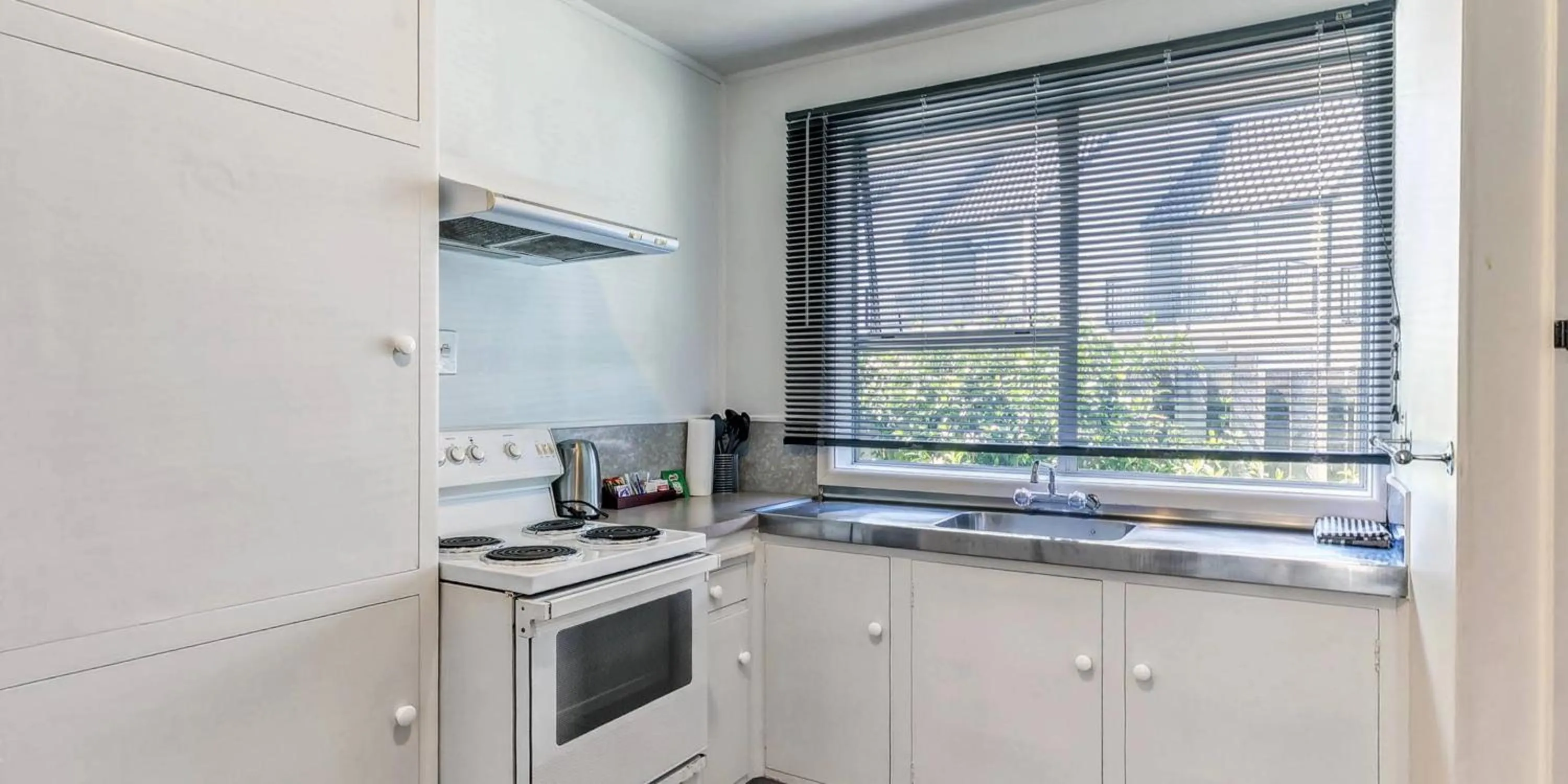 Kitchen or kitchenette in Admiral Motel