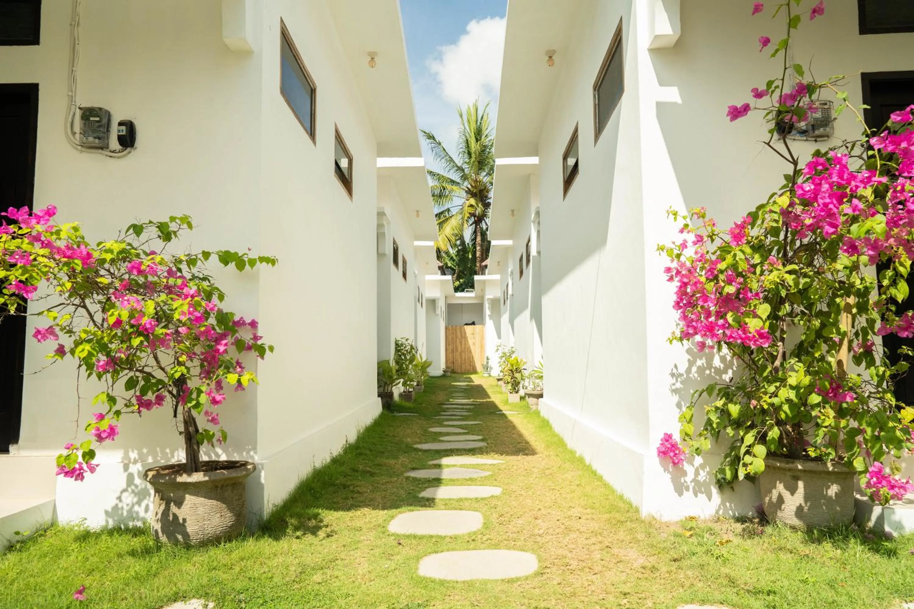 Property building in Susurro Villas - New Cozy Bungalow - Private Kitchen - Free Gym Access - 80Mbps WiFi