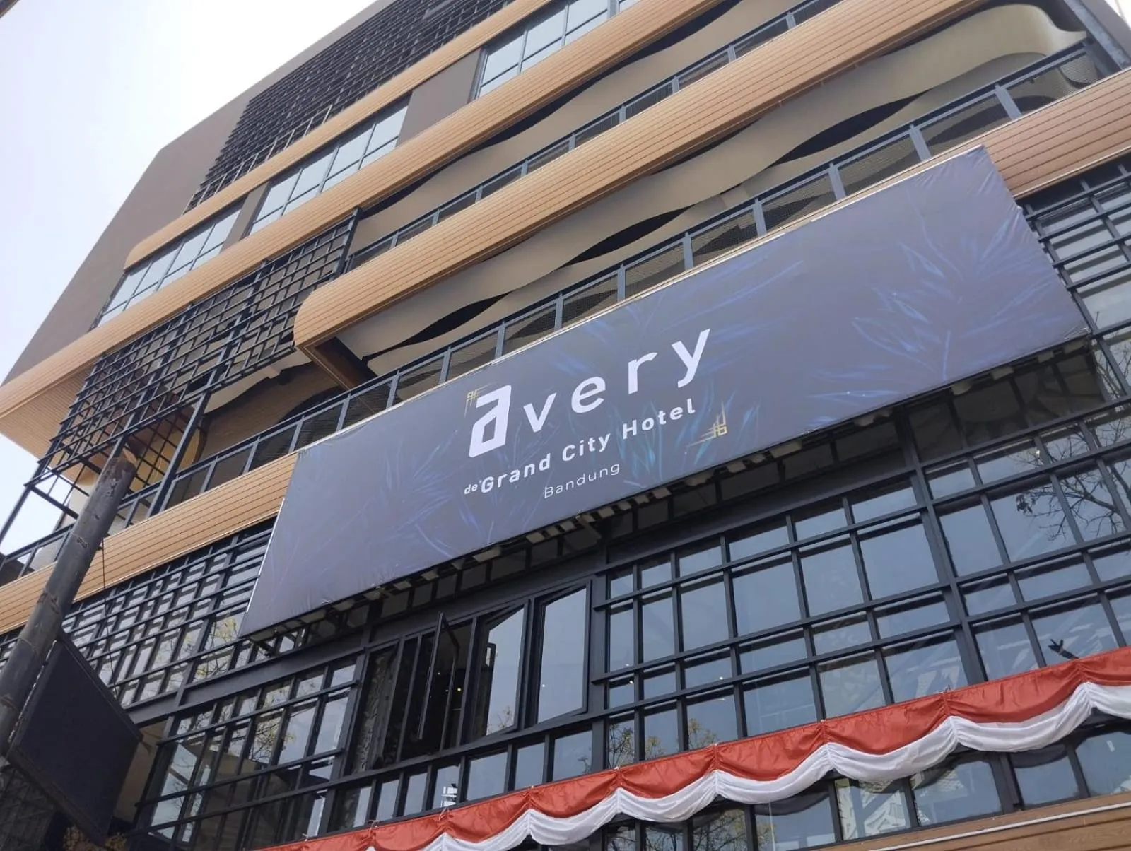 Property building in Avery De Grand City Hotel Bandung
