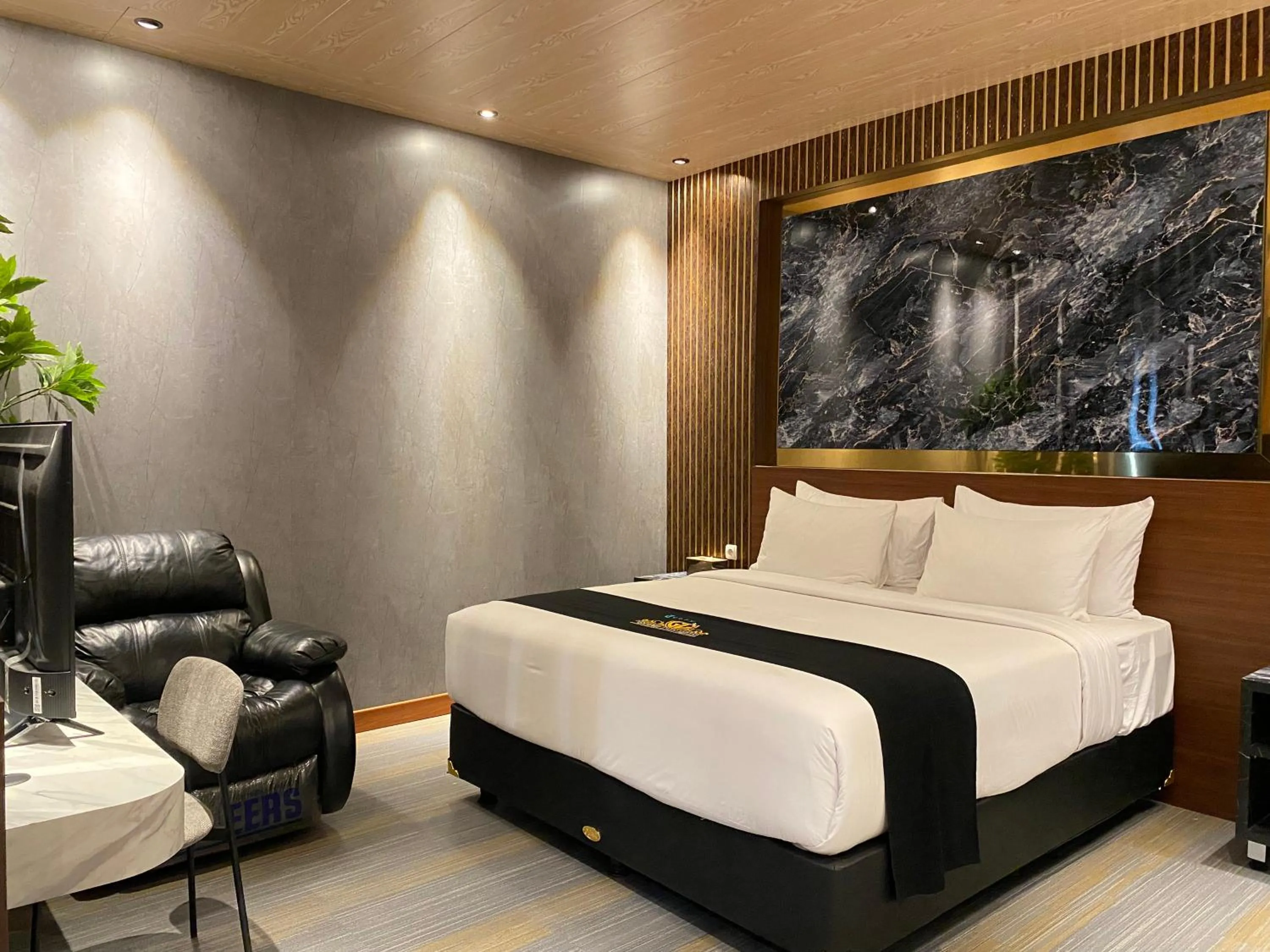 Bedroom, Bed in Avery De Grand City Hotel Bandung