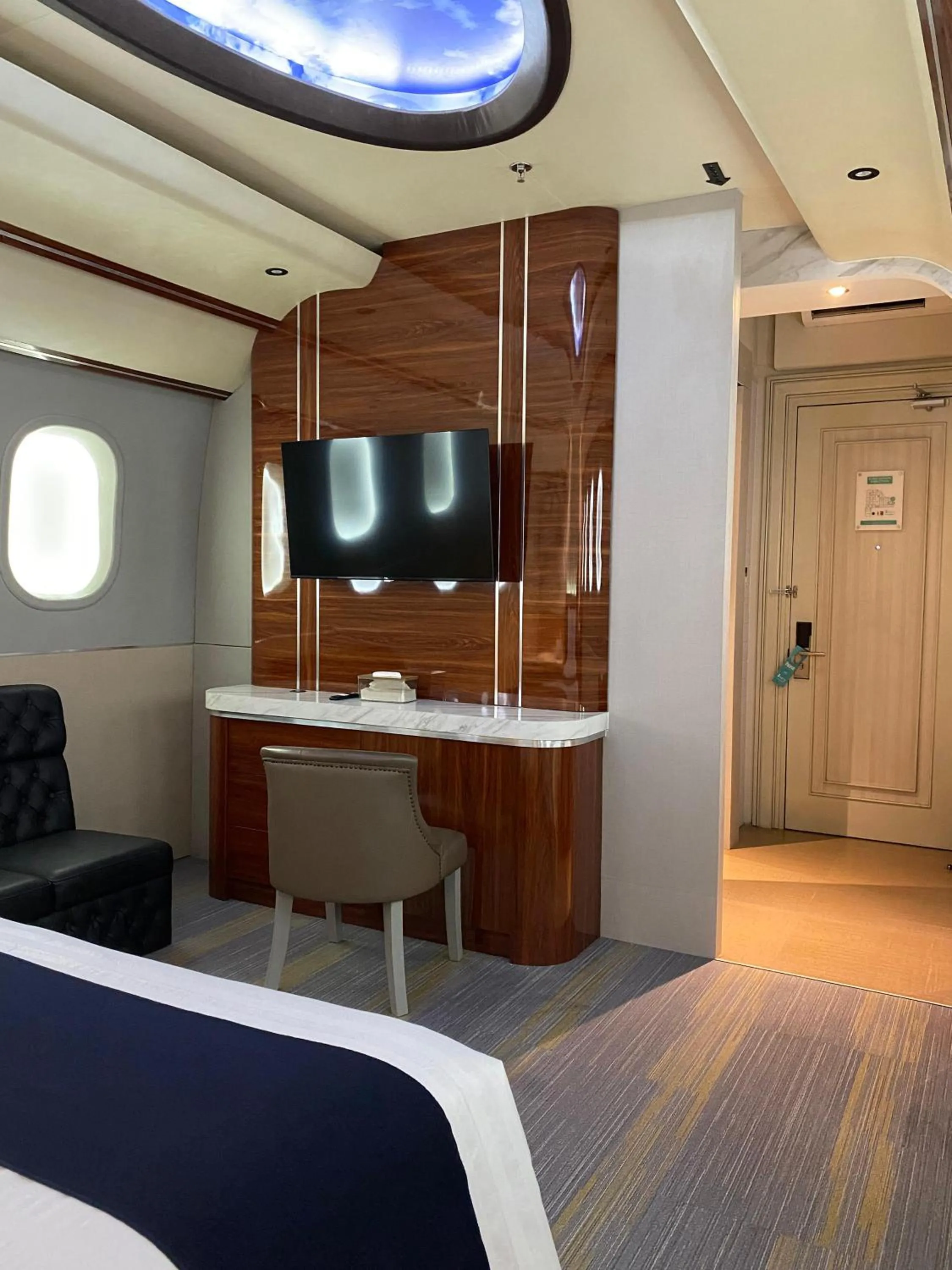 Seating area in Avery De Grand City Hotel Bandung