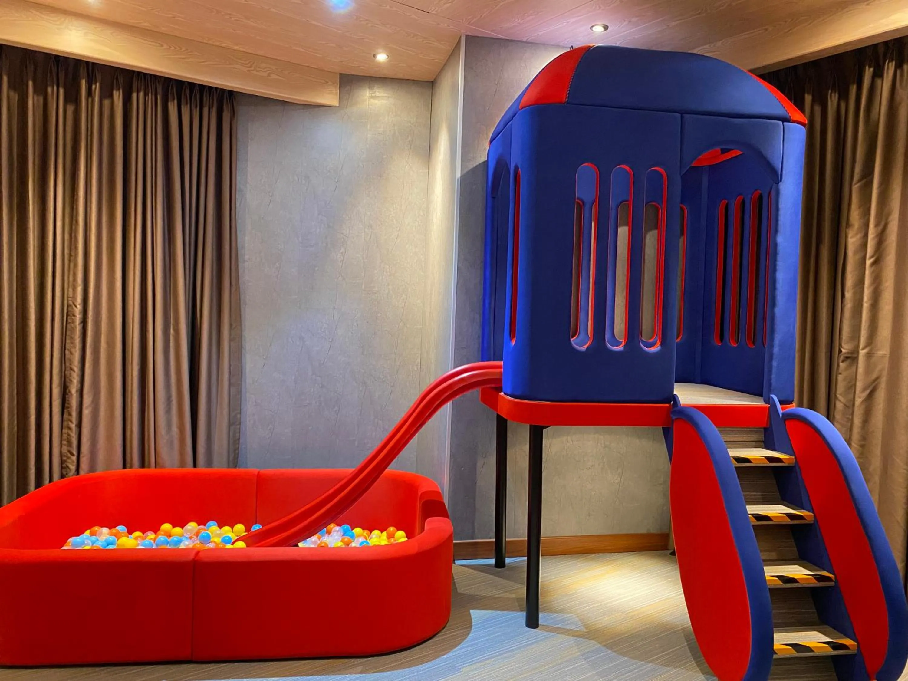 Entertainment in Avery De Grand City Hotel Bandung