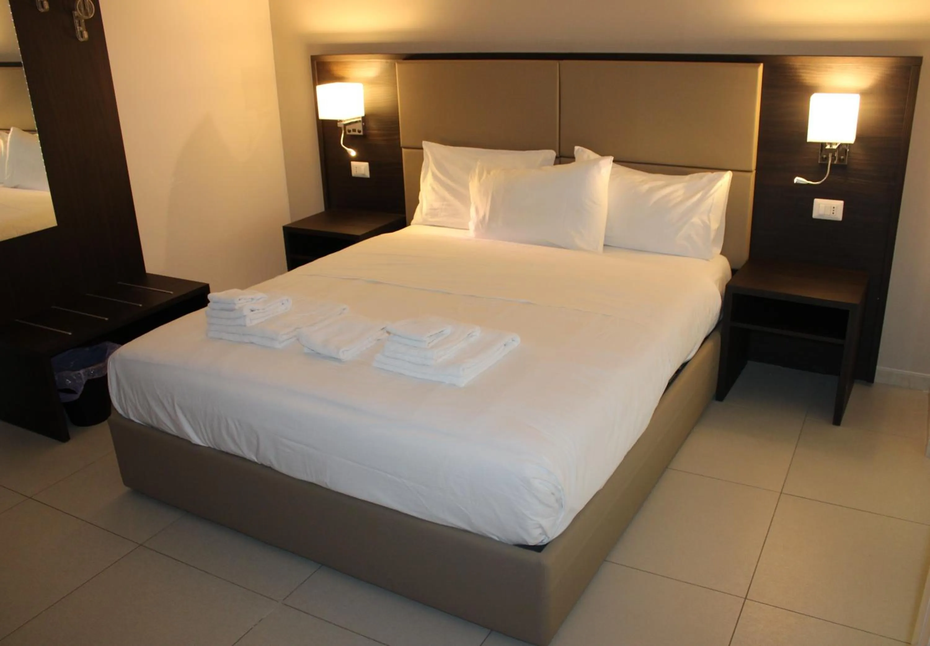 Double Room with Private External Bathroom in Brain Rooms - Centro Città, Pulizia Giornaliera, Colazione Inclusa