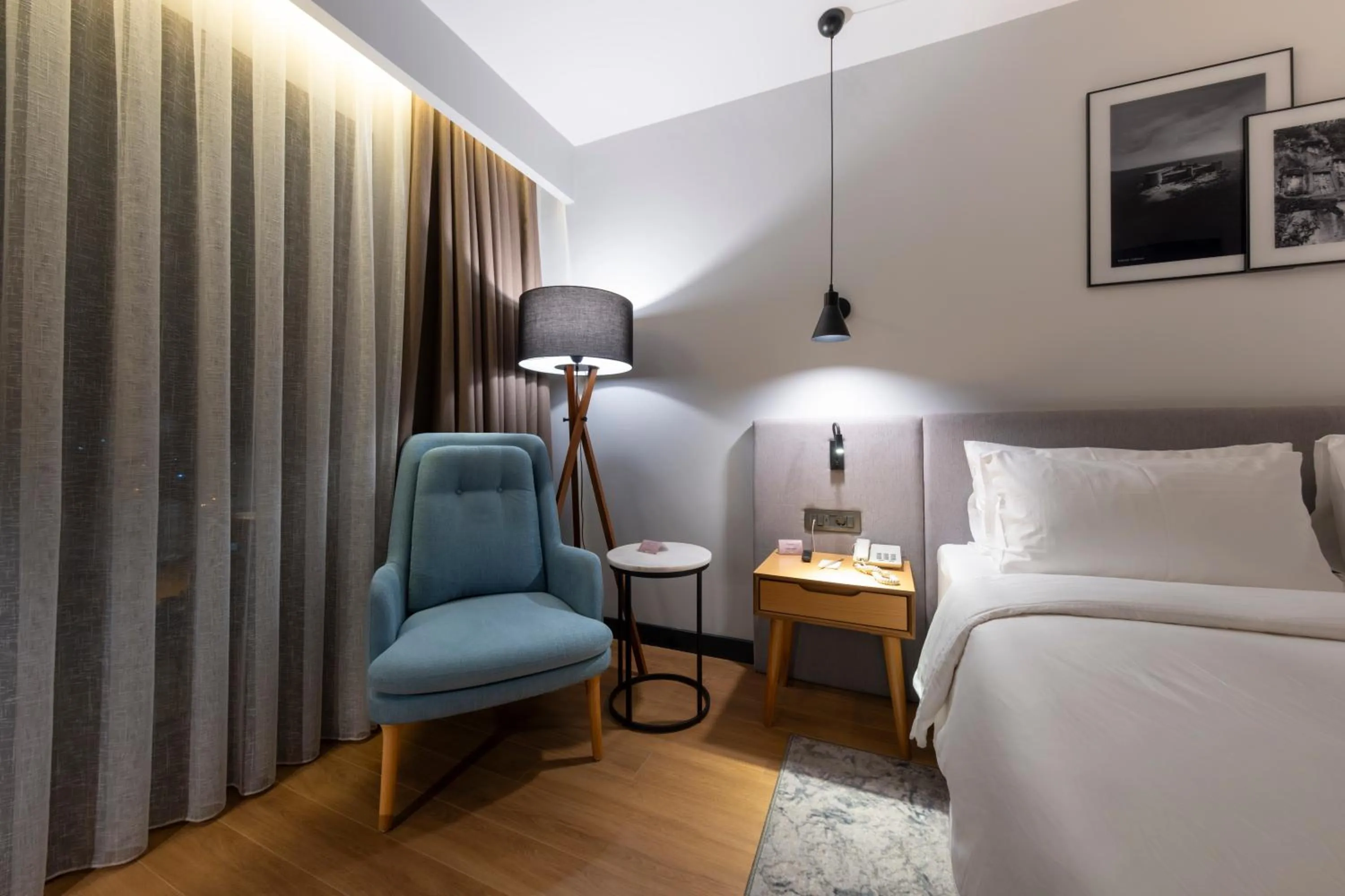 Seating area, Bed in Radisson Hotel Mersin