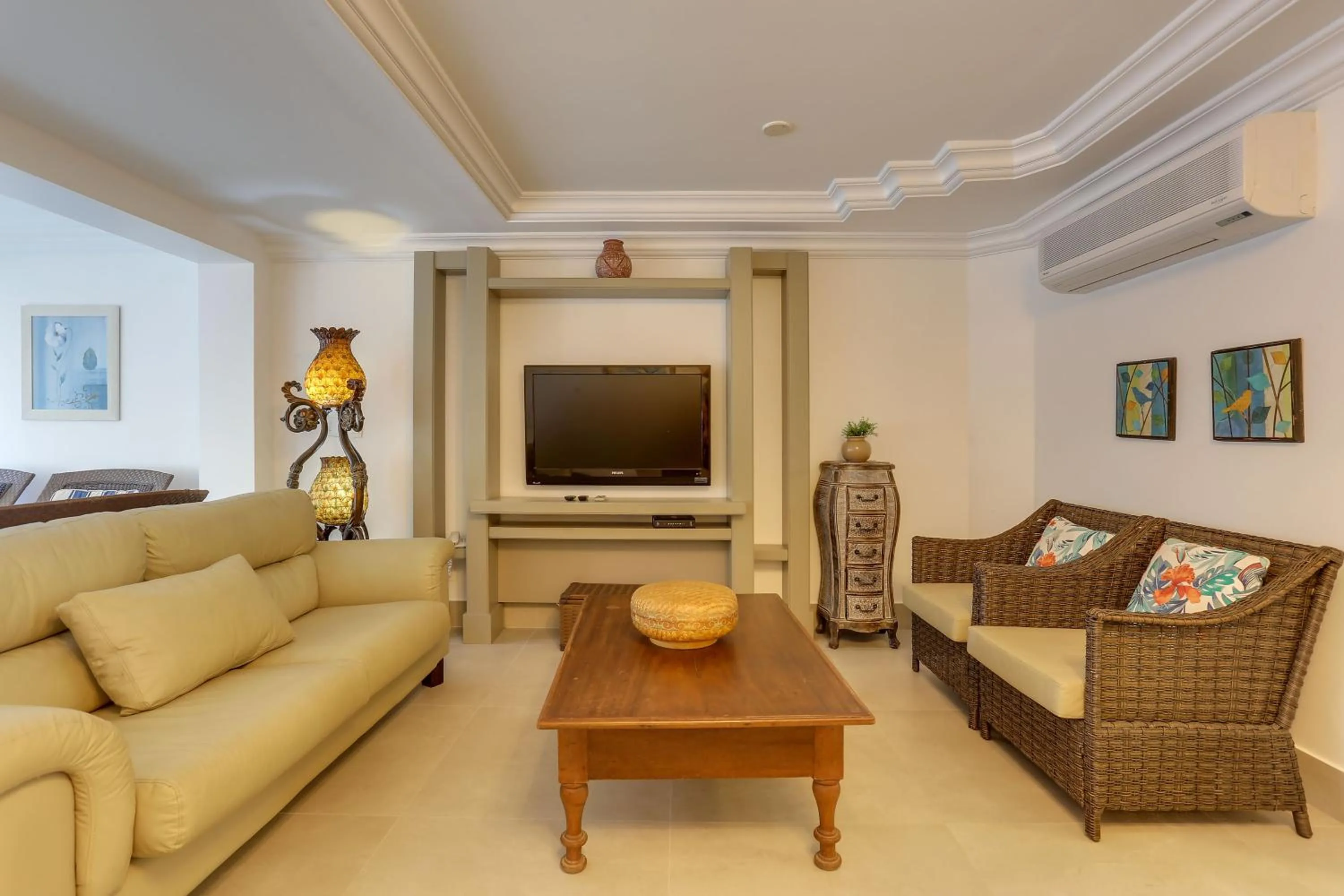 Communal lounge/ TV room in Villas Jurerê Residences