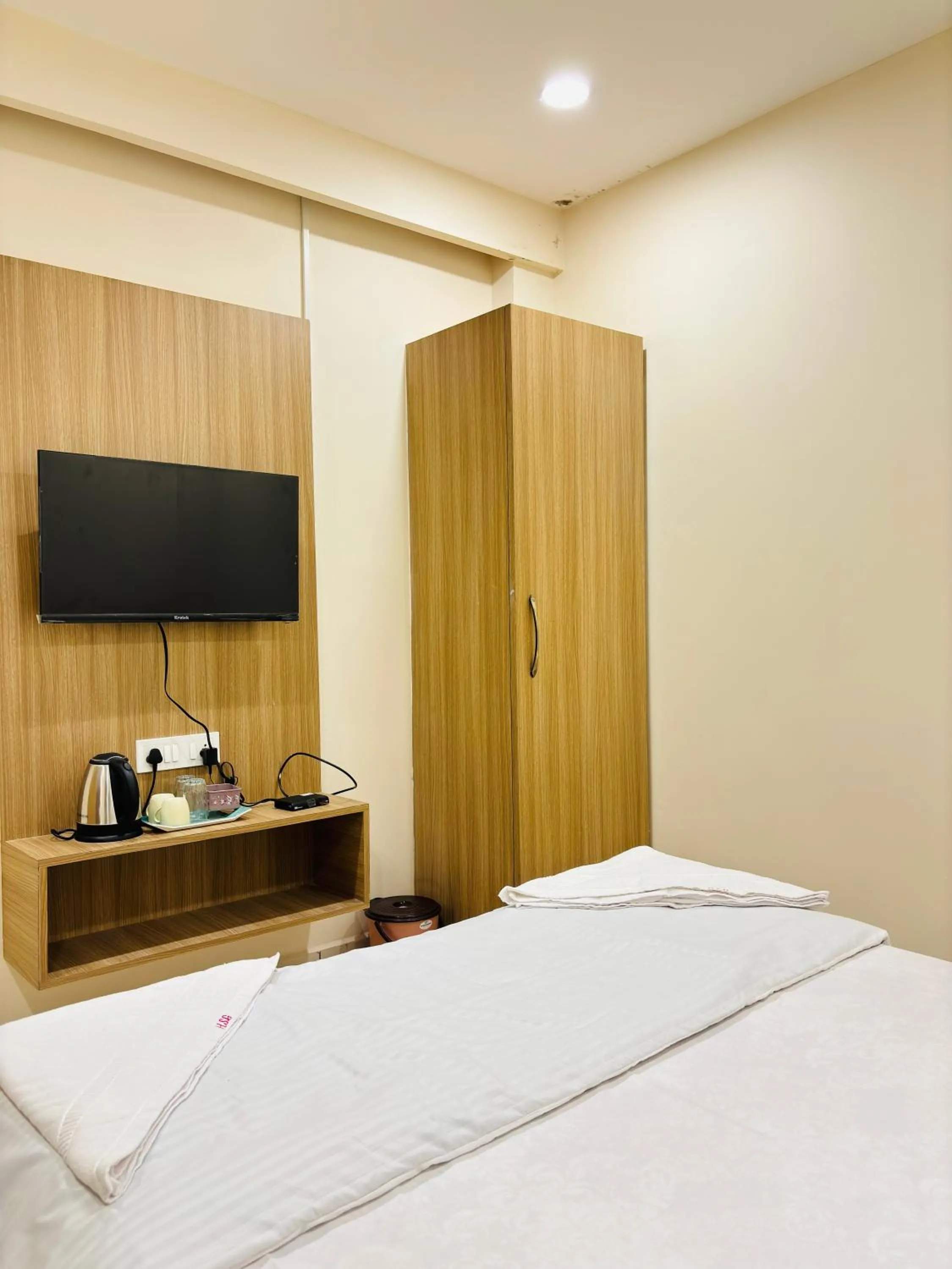 TV and multimedia, Bed in Hotel Shreegopal