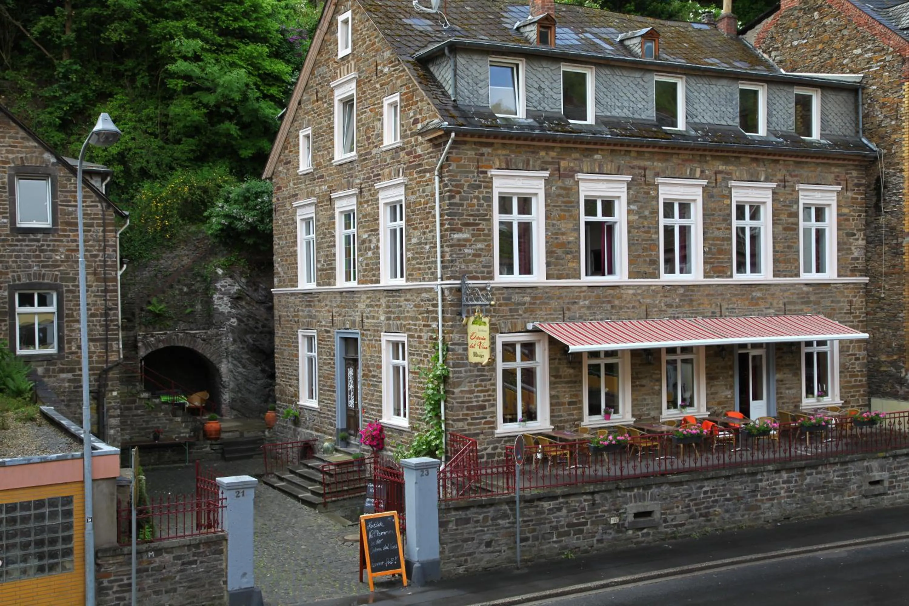 Property building in Hotel Osteria Del Vino Cochem