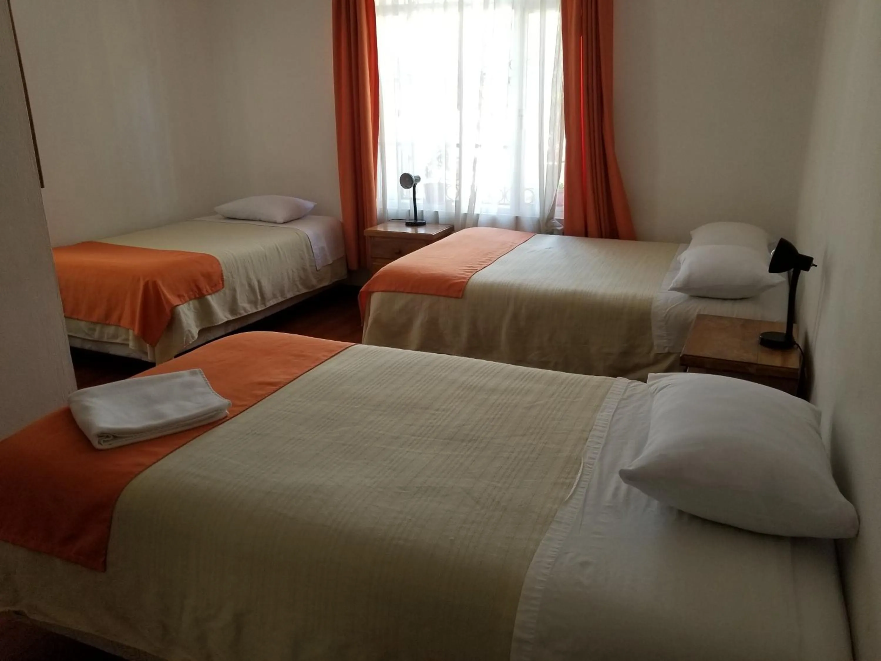 Photo of the whole room, Bed in Heritage Inn