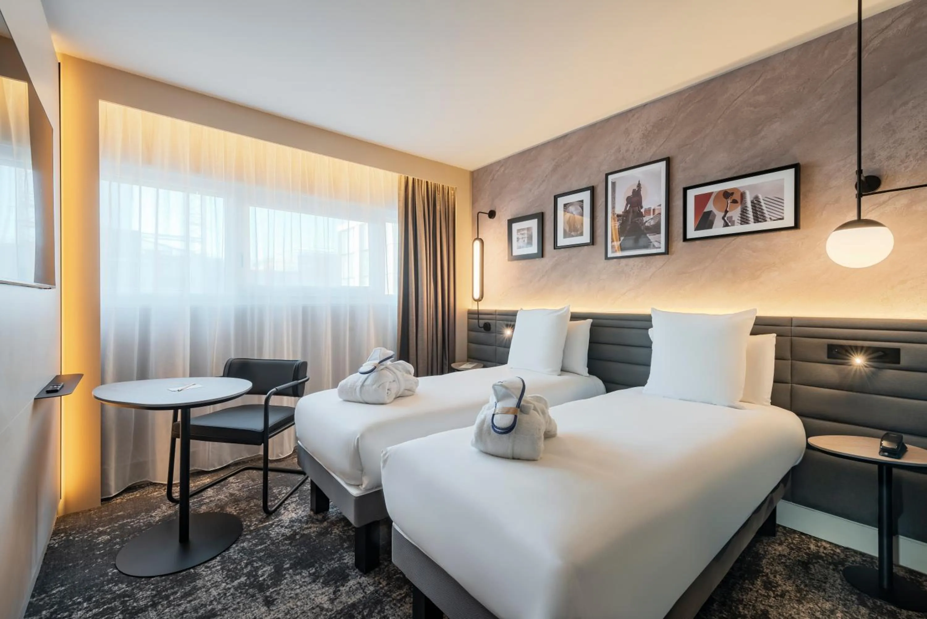 Photo of the whole room, Bed in Novotel Paris La Défense Nanterre